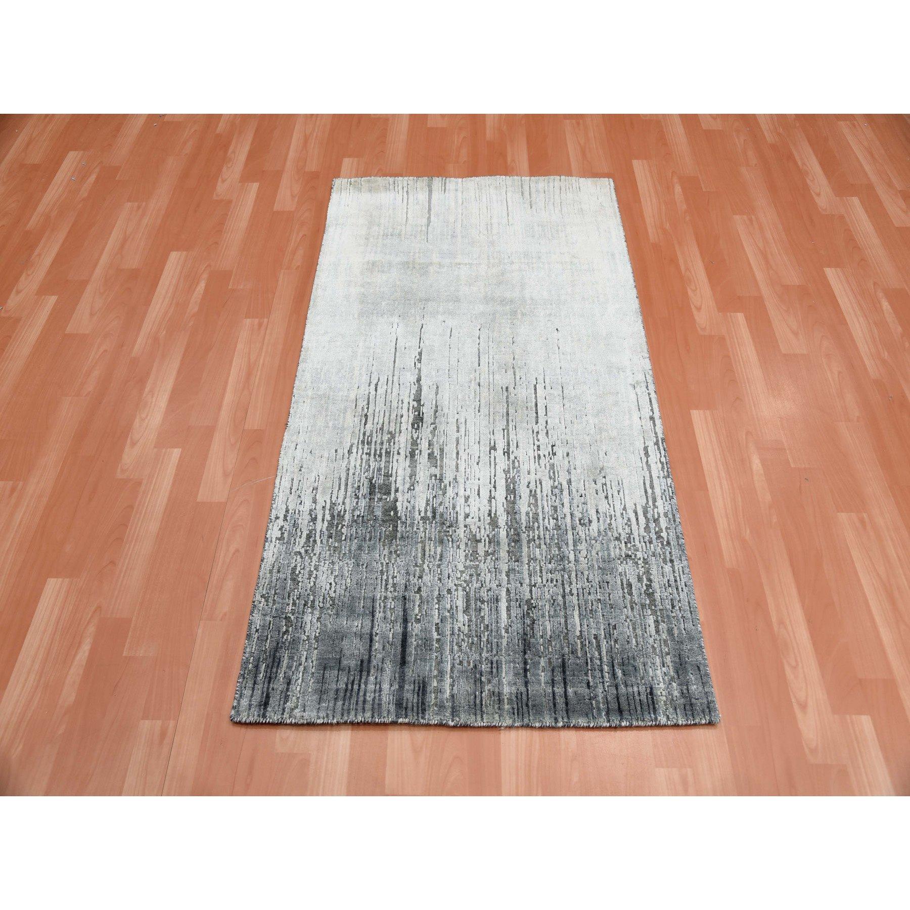 Anthrazitgrau, Modernes vertikales Ombre-Design, Reine Seide mit strukturierter Wolle handgeknüpft, Orientteppich
Primäre MATERIALIEN: Wolle & Seide
Latex: Kein Flor 
Höhe: 0,25 Zoll
Stil: Transitional
Grundfarbe: Grau
Sekundärfarben: Elfenbein,