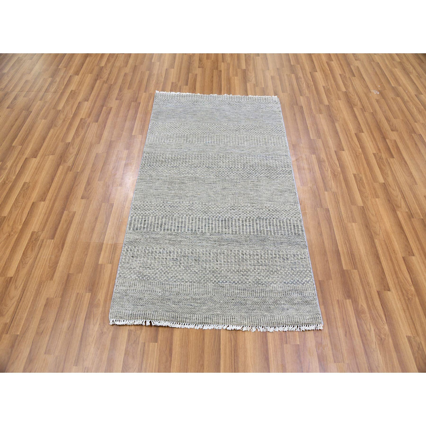 Dies ist eine wirklich echte one-of-a-kind Undyed 100% Wolle, Ton in Ton, Modern Grass Design, handgeknüpft, Orientteppich. Es wurde monatelang in jahrhundertealten Webtechniken von Kunsthandwerkern geknüpft.
Primäre MATERIALIEN: Wolle
Latex: Kein
