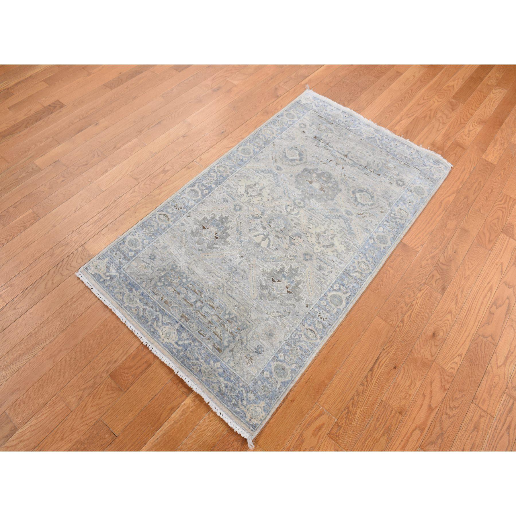 Sky Blue, Pure Silk with Textured Wool, Mughal Inspired Medallions Design, Distressed, Hand Knotted, Oriental Rug
Primäre MATERIALIEN: Wolle und reine Seide
Latex: Kein Flor 
Höhe: 0,25 Zoll
Stil: Transitional
Grundfarbe: Blau
Sekundäre Farben: