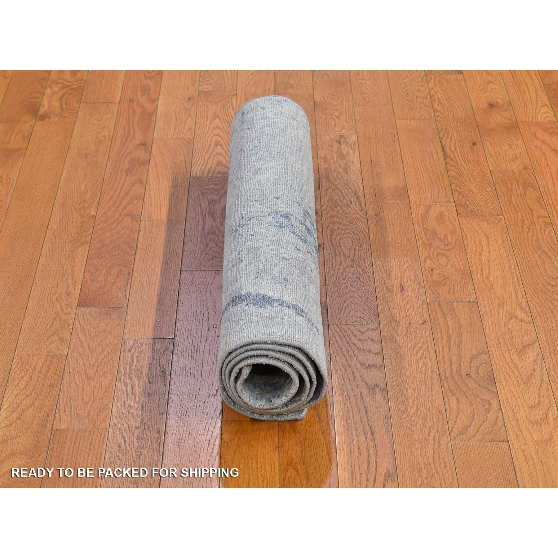 Il s'agit d'un véritable tapis oriental noué à la main, de grande taille, en soie moderne et laine texturée, de couleur ivoire avec des éléments pastels. Il a été tissé pendant des mois et des mois selon les techniques séculaires de l'artisanat