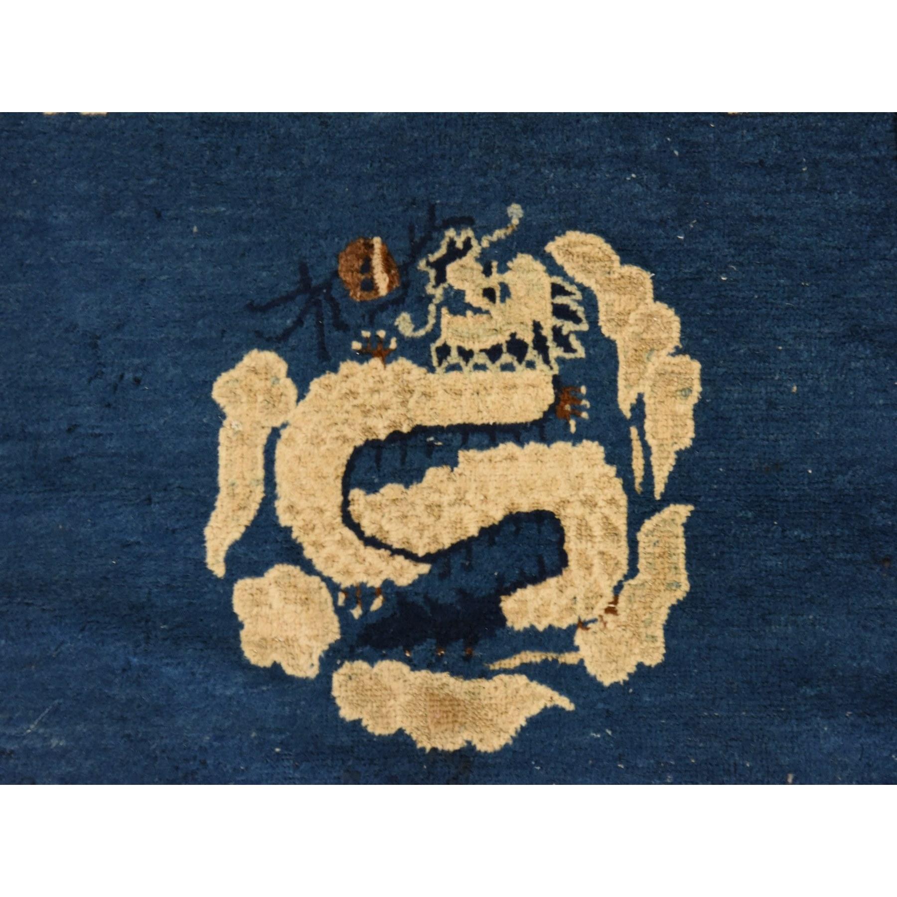 Imperial Blau, Antike Chinesische Peking mit einem Drachen Medaillon, Guter Zustand und sauber, Voller Flor und weich, 100% Wolle, Handgeknüpft, Orientteppich
Primäre MATERIALIEN: Wolle
Latex: Kein Flor 
Höhe: 0,25 Zoll
Stil: