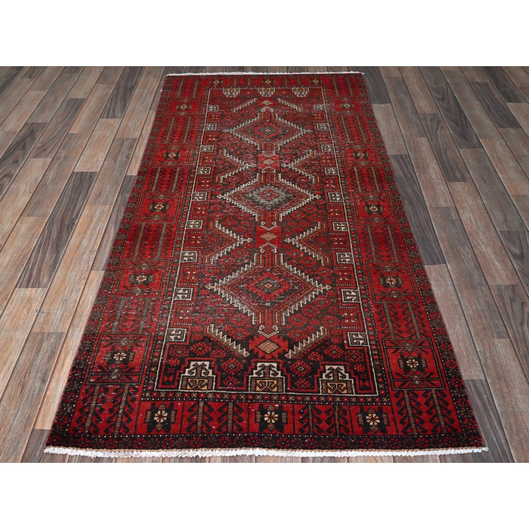Scharlachrot, Vintage Persisch Baluch mit geometrischem Muster, niedrig rasiert, ohne Flor, abgenutzt und beschädigt, Seiten und Enden professionell gesichert, handgeknüpft, 100% Wolle, breiter Läufer, Orientteppich
Primäre MATERIALIEN: Wolle
Latex: