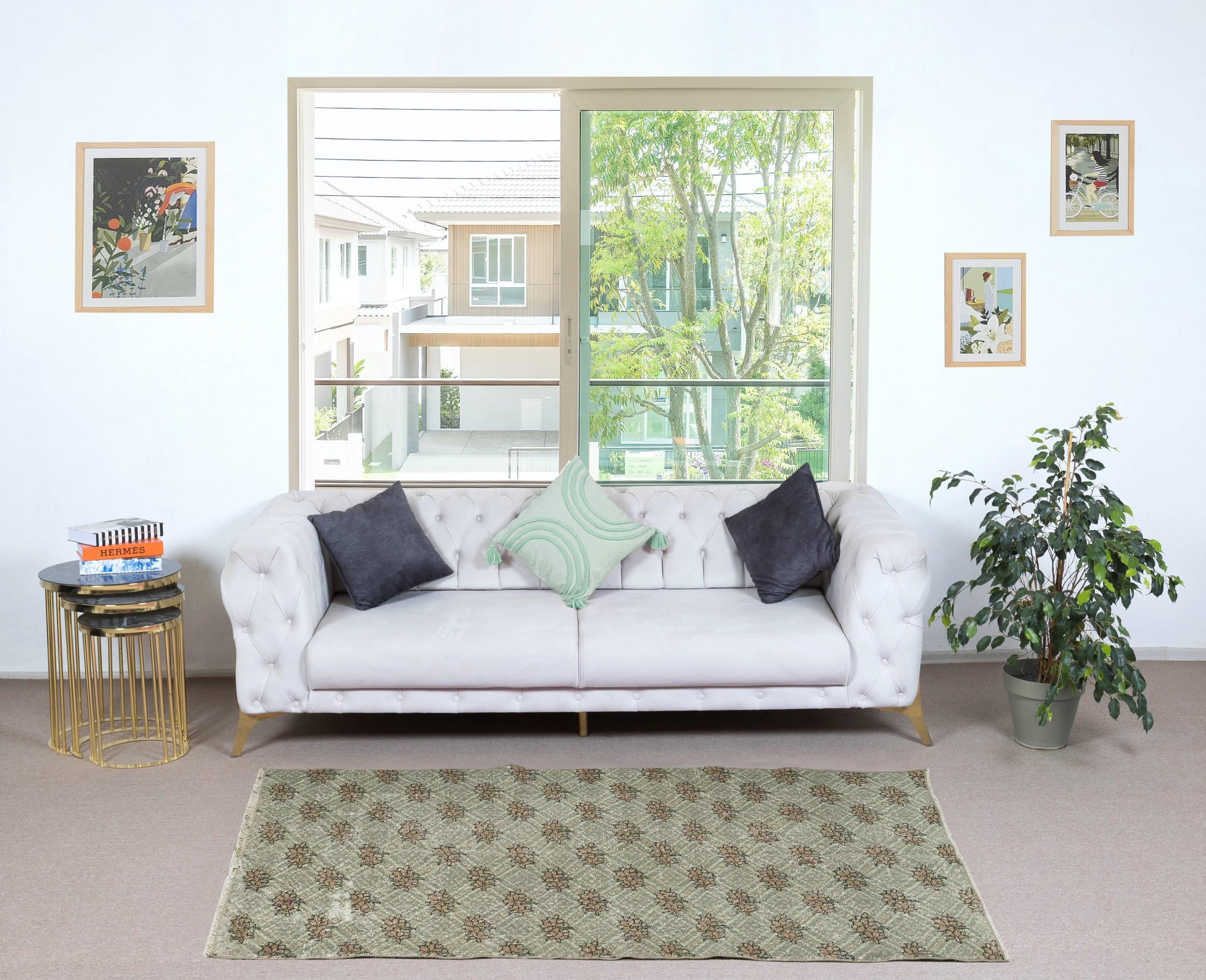 Infondi nella tua casa la bellezza senza tempo di questo tradizionale tappeto turco vintage fatto a mano, un capolavoro annodato a mano e realizzato con una lussuosa miscela di lana e cotone. Tessuto da abili artigiani con tecniche secolari, questo