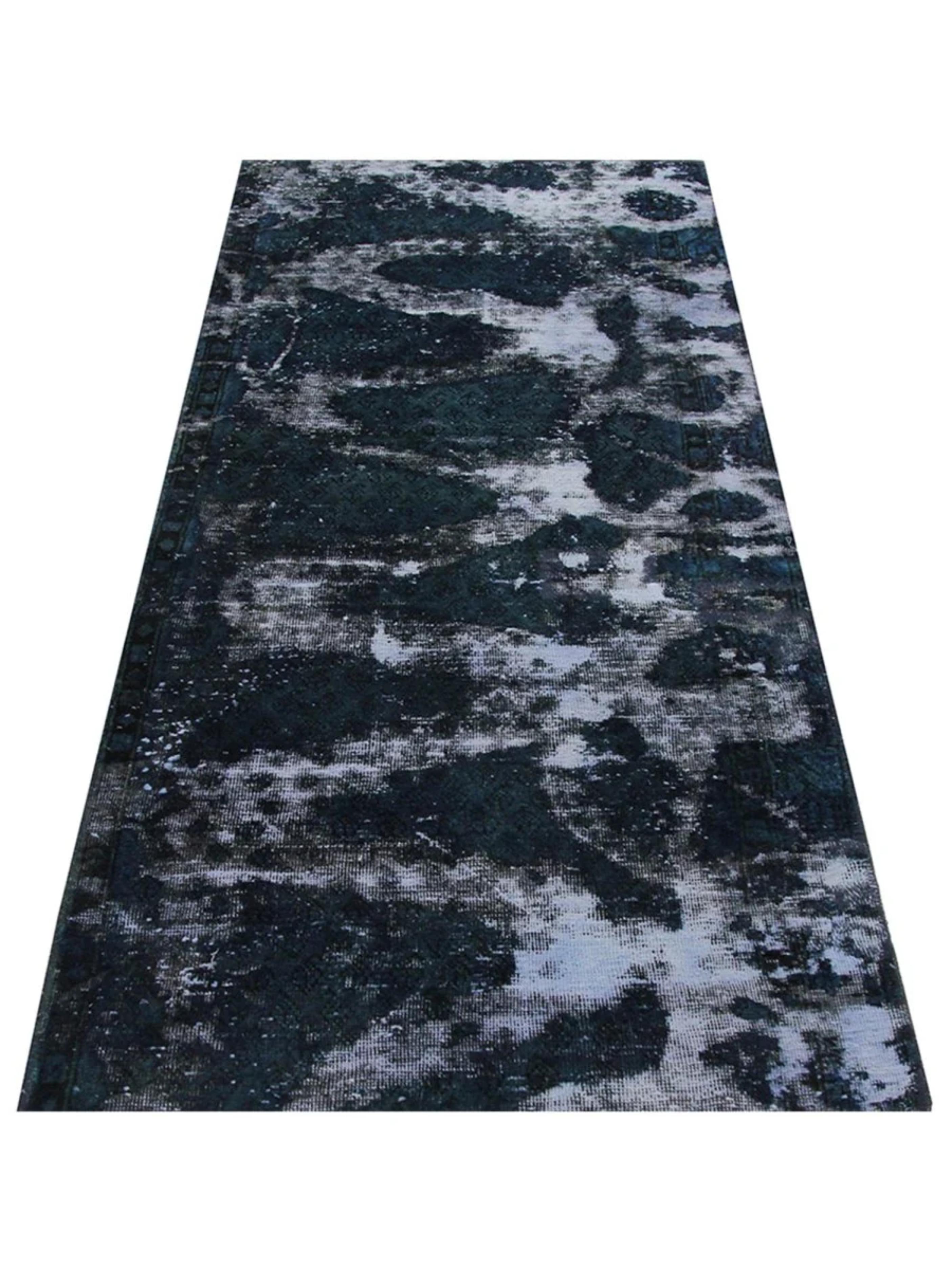 Rehaussez le style de votre entrée avec le tapis de course 3x7 Black Vintage Overdyed, une pièce unique qui combine sans effort l'élégance et le charme. Noué à la main à partir de laine de première qualité, ce tapis exquis est le fruit d'un travail