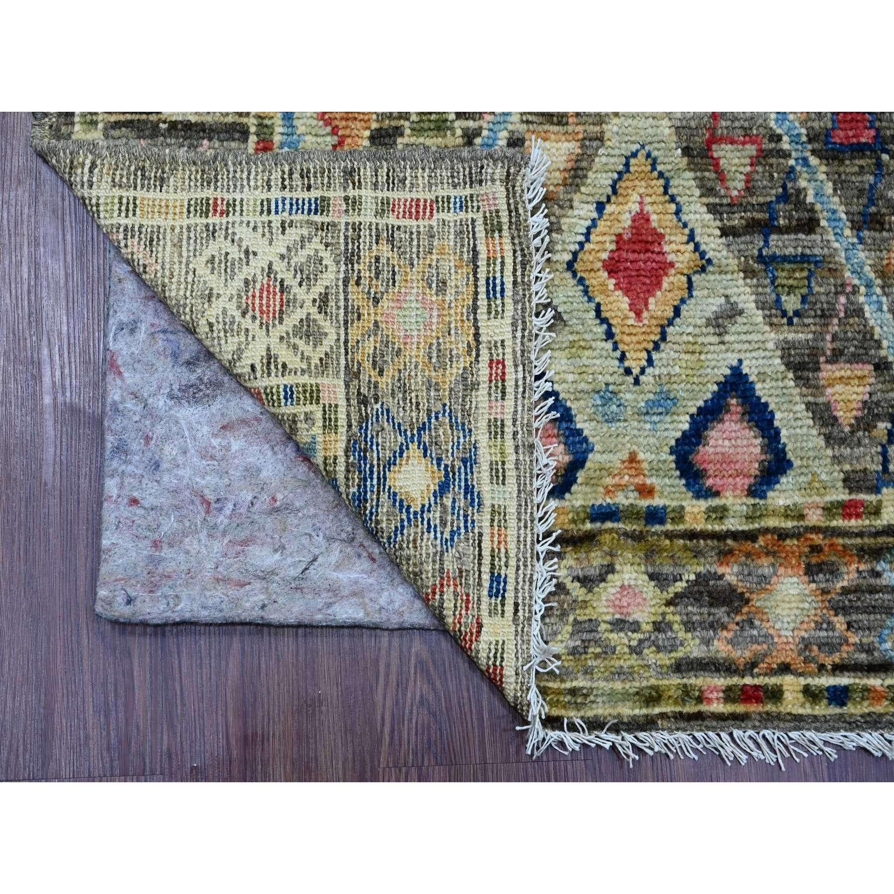 Aschgrau, Handgeknüpft, Anatolisches Dorf inspiriertes geometrisches Design, 100% Wolle, Pflanzenfarben, Läufer, Orientteppich
Primäre MATERIALIEN: Wolle
Latex: Kein Flor 
Höhe: 0,25 Zoll
Stil: Traditionell
Grundfarbe: Grau
Sekundäre Farben: Blau,