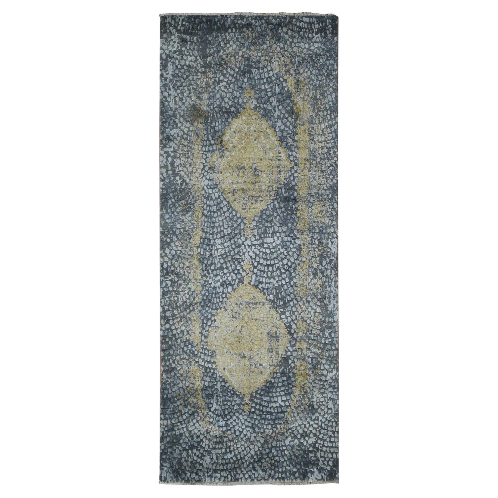 3'x8' Fossil Grauer persischer handgeknüpfter breiter Läufer aus Wolle und Seide mit persischem Design