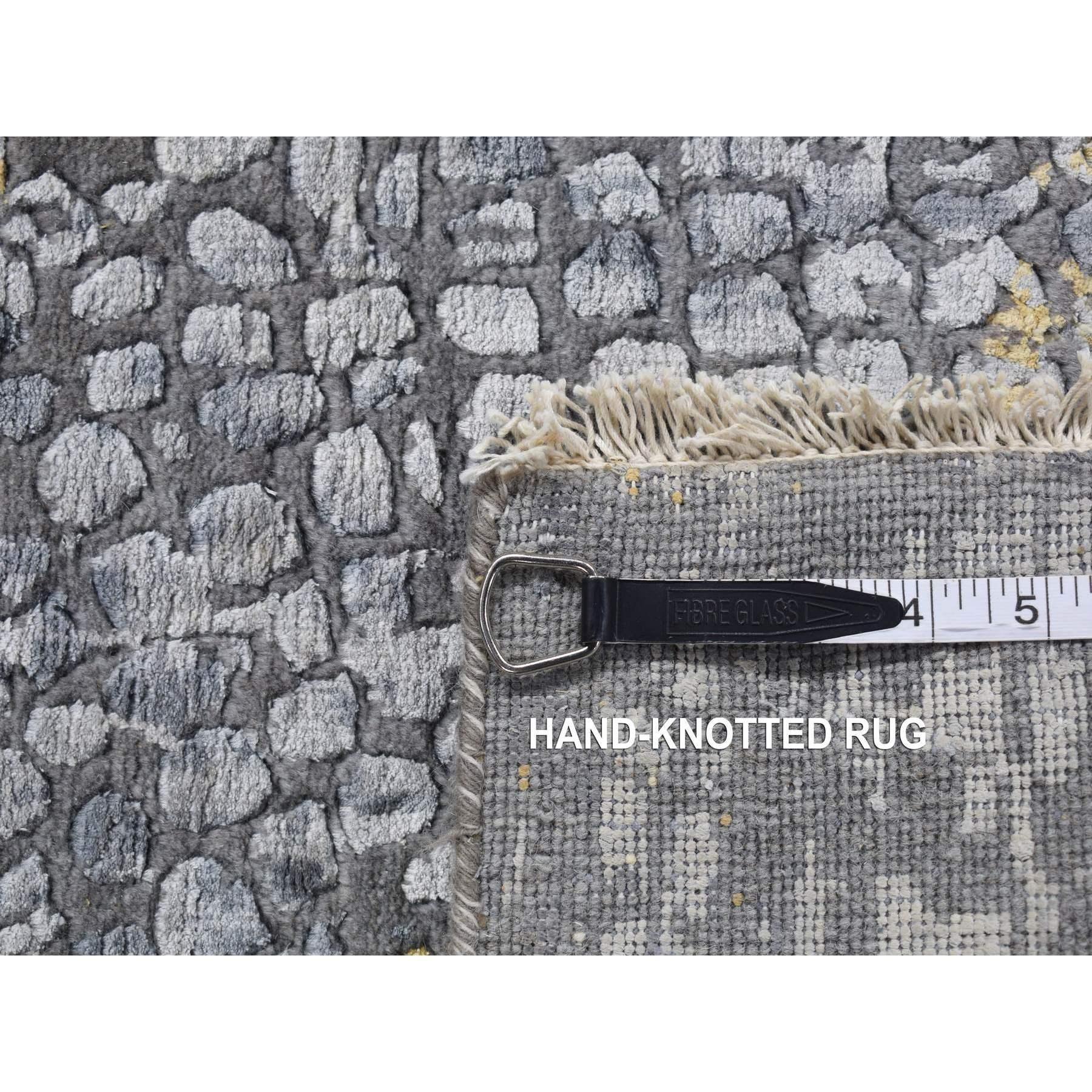 Alfombra anudada a mano de lana y seda con medallón persa de 3'x8' gris y dorado en venta 2