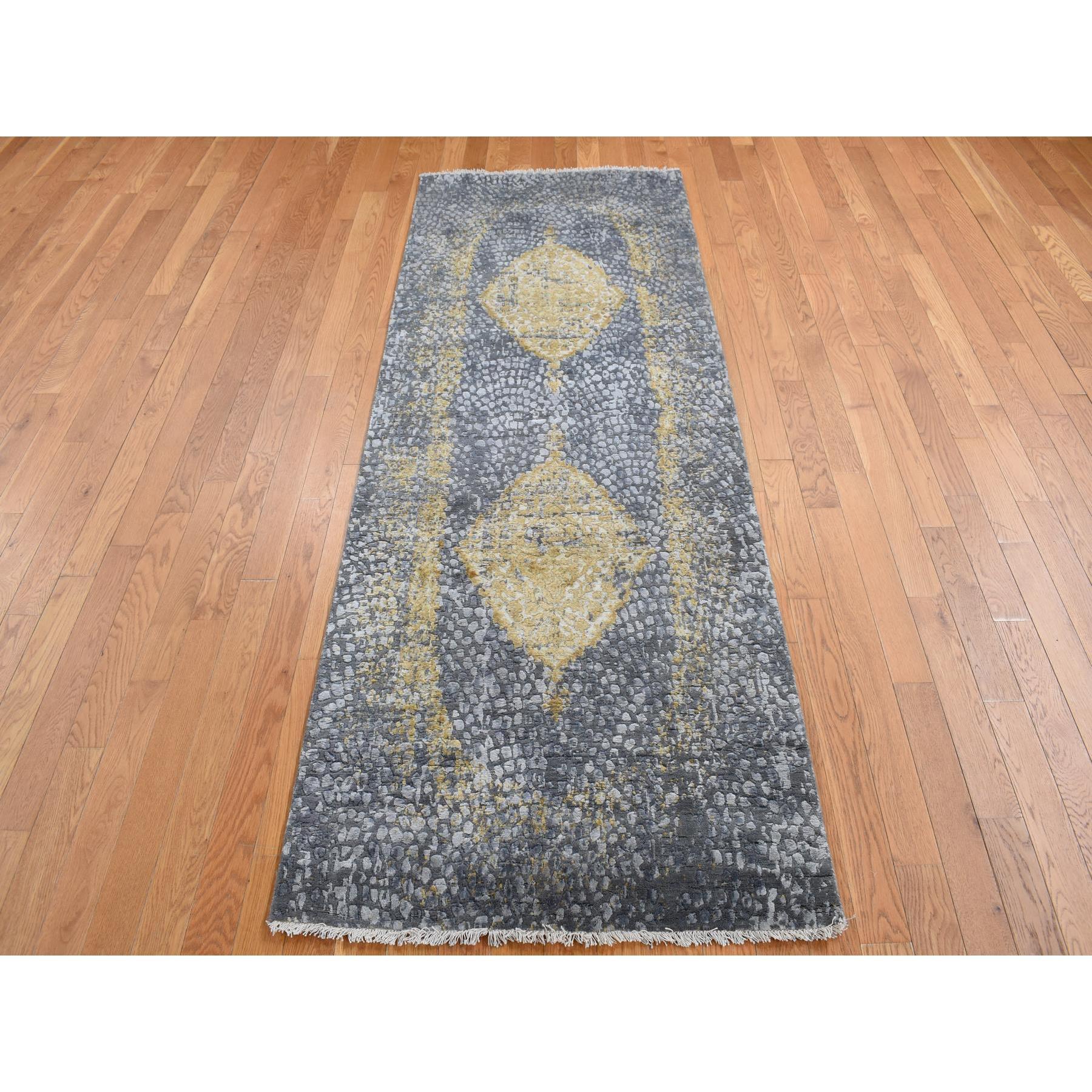 Gris Nevada con Oro, Diseño Medallón Persa, Lana y Seda Pura, Alfombra Ancha, Anudada a Mano, Alfombra Oriental
Materiales primarios: Lana y seda
Látex: Sin pelo 
altura: 0,25 Pulgadas
Estilo: Transicional
Color principal: Gris
Colores secundarios: