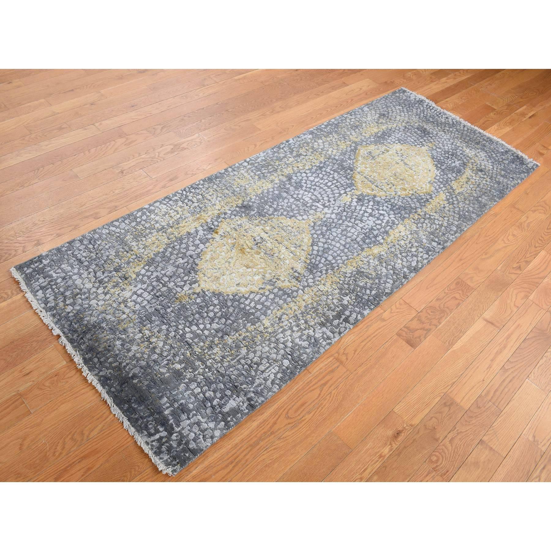 Alfombra anudada a mano de lana y seda con medallón persa de 3'x8' gris y dorado Medieval en venta
