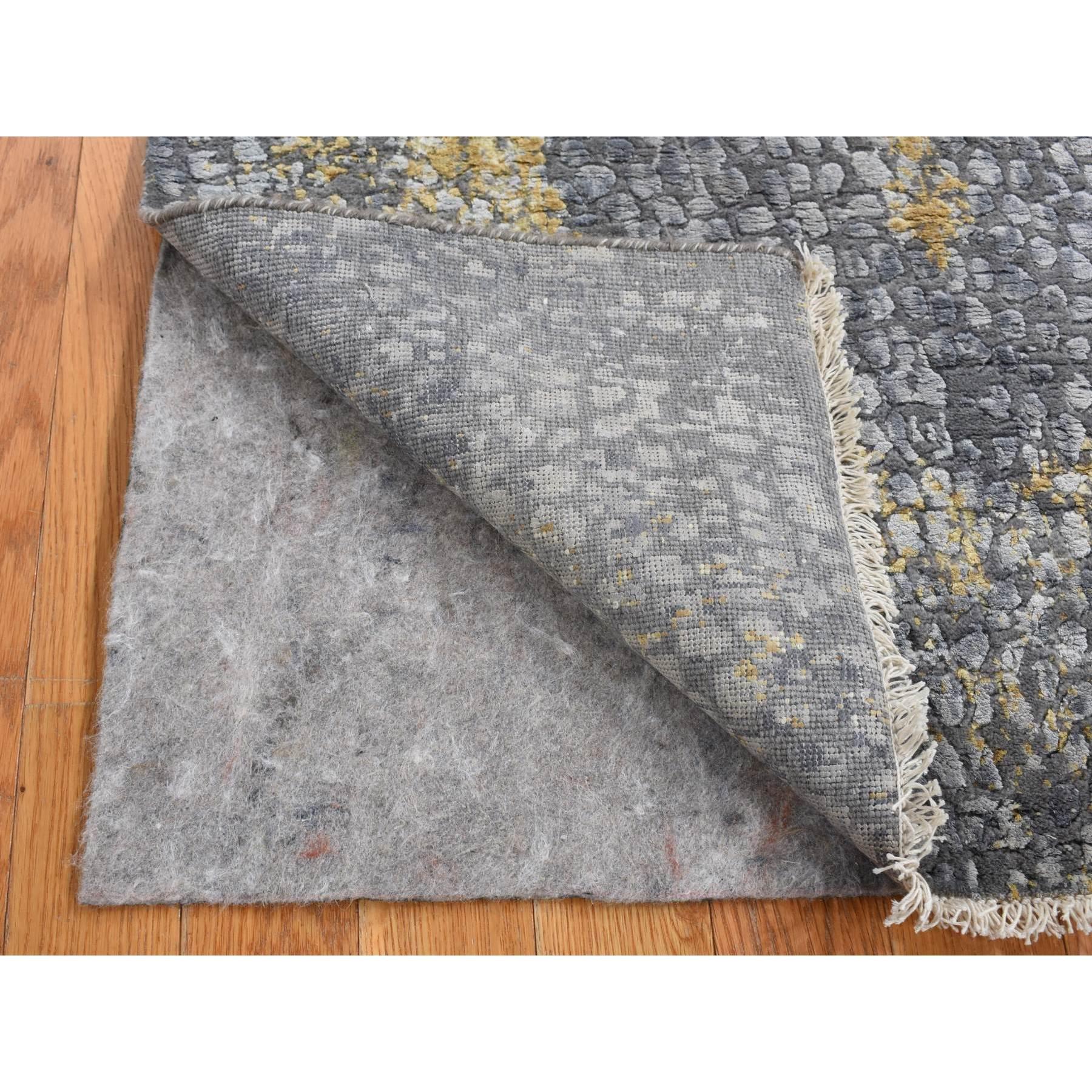 Alfombra anudada a mano de lana y seda con medallón persa de 3'x8' gris y dorado Indio en venta