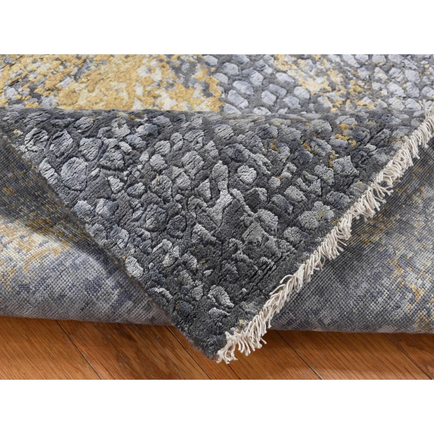 Alfombra anudada a mano de lana y seda con medallón persa de 3'x8' gris y dorado Anudado a mano en venta