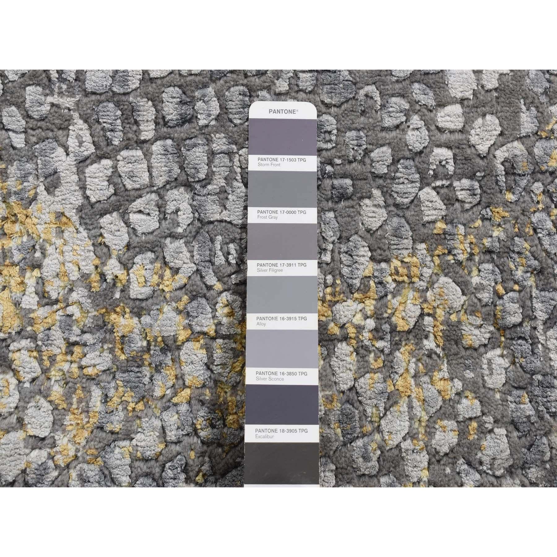 Alfombra anudada a mano de lana y seda con medallón persa de 3'x8' gris y dorado en Nuevo estado para la venta en Carlstadt, NJ