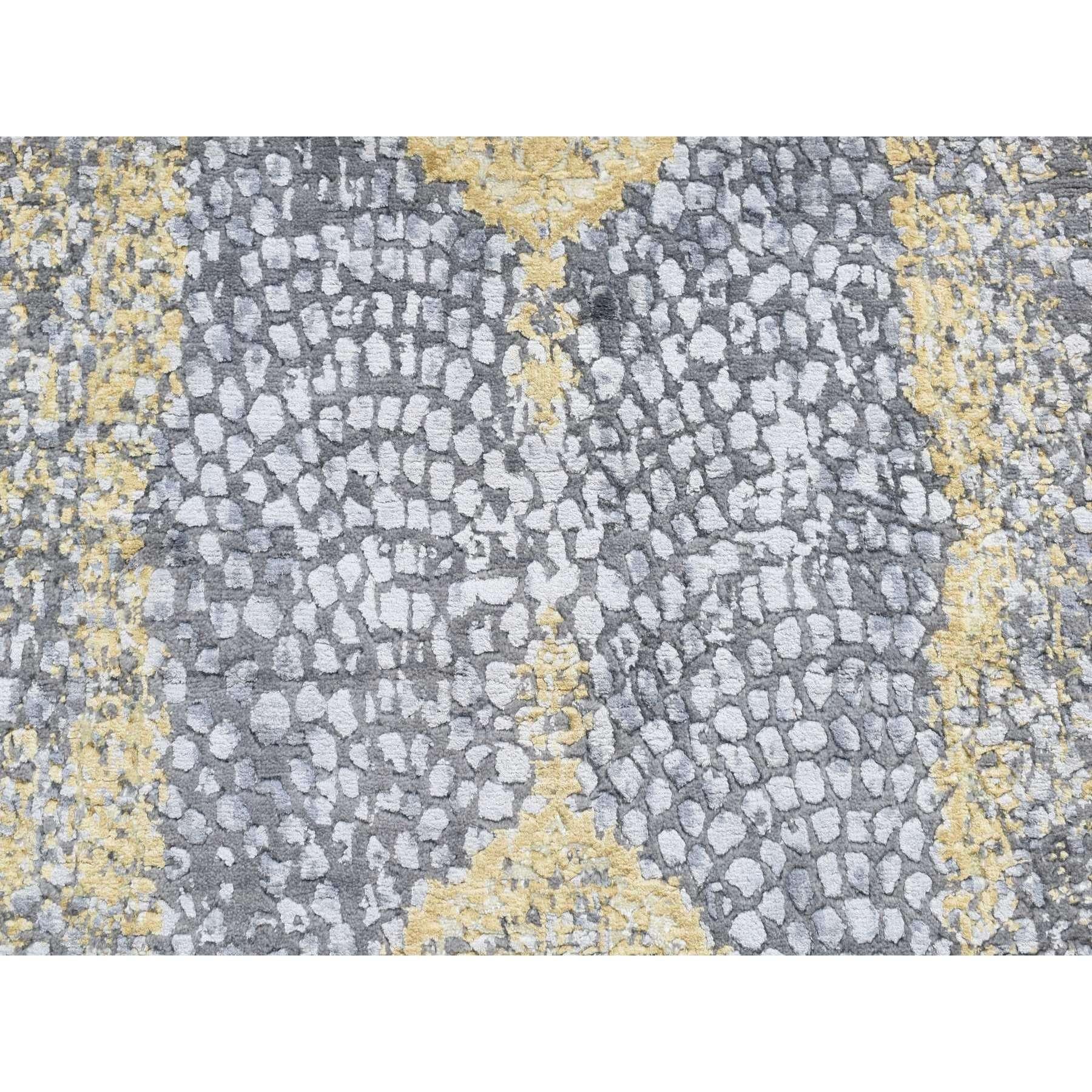Alfombra anudada a mano de lana y seda con medallón persa de 3'x8' gris y dorado Siglo XXI y contemporáneo en venta