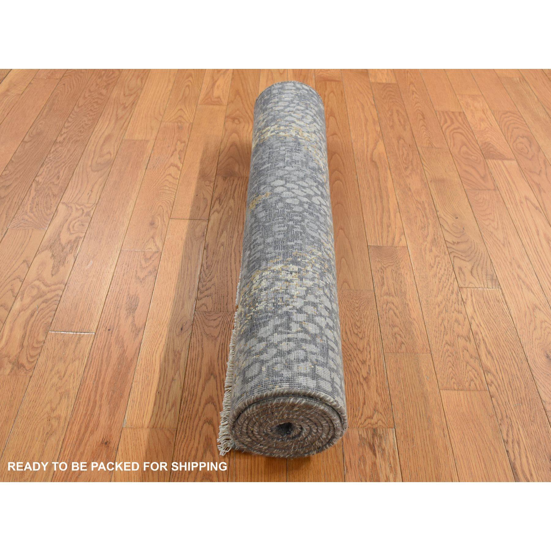 Alfombra anudada a mano de lana y seda con medallón persa de 3'x8' gris y dorado Seda en venta