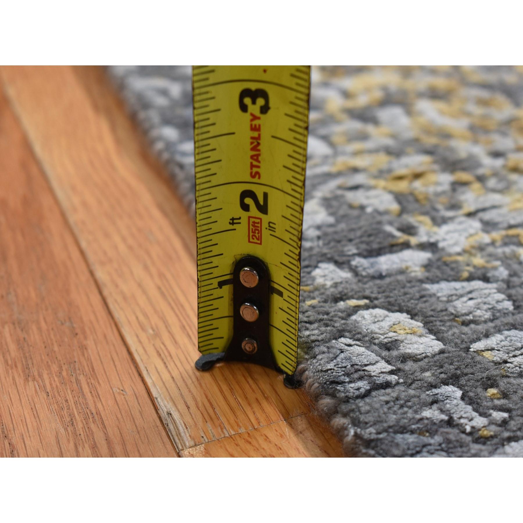 Alfombra anudada a mano de lana y seda con medallón persa de 3'x8' gris y dorado en venta 1