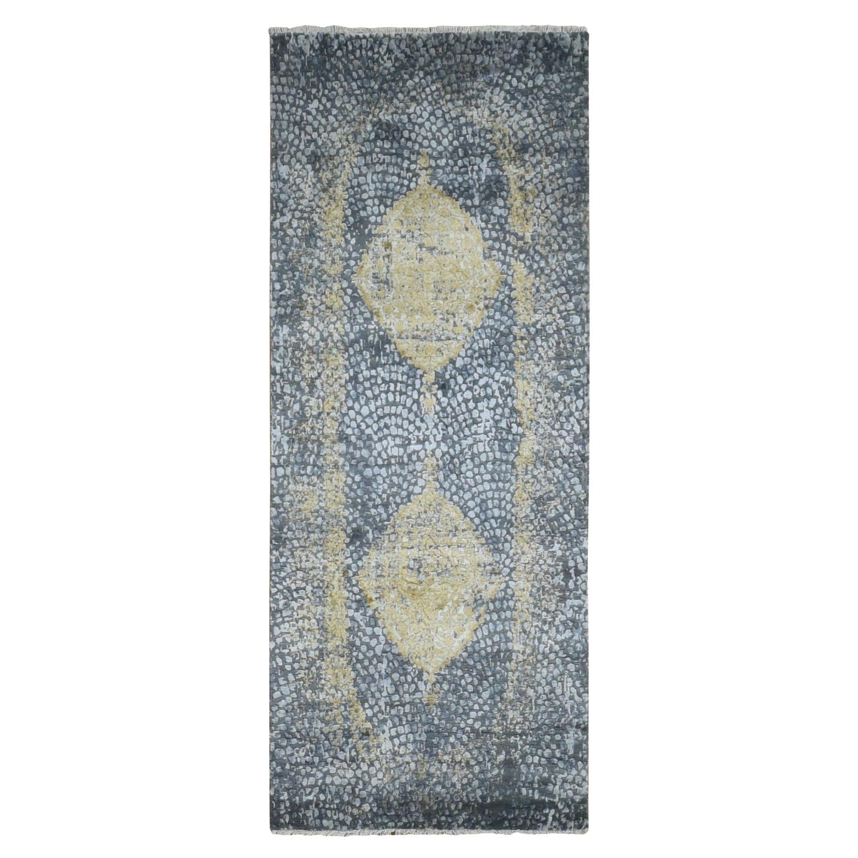 Alfombra anudada a mano de lana y seda con medallón persa de 3'x8' gris y dorado