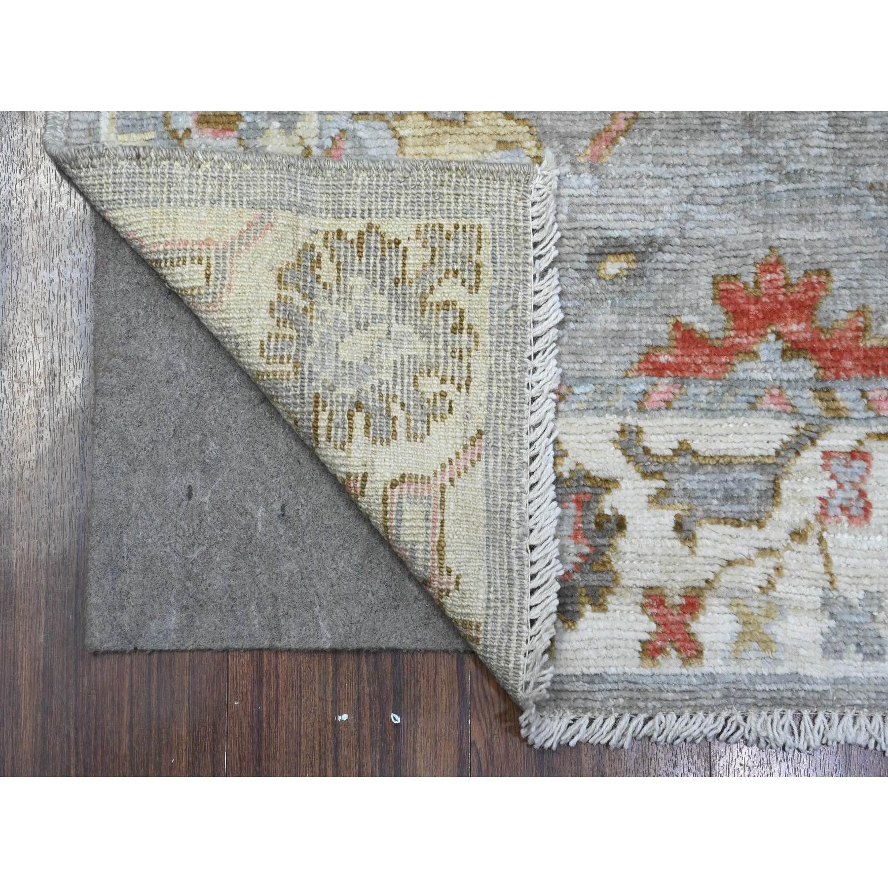 Si tratta di un autentico tappeto orientale di Angora Oushak, annodato a mano, in pura lana, unico nel suo genere. È stato annodato per mesi e mesi con tecniche di tessitura secolari da esperti artigiani.<br /><br />
Materiali primari: Lana
Lattice: