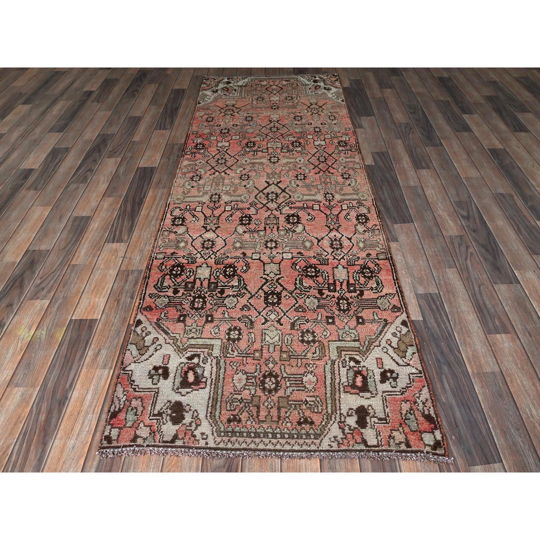 Verblasstes Rot mit ausgeprägtem Abrasch, Vintage Persisch Hamadan mit geometrischem kleinem Herat-Fisch-Muster, handgeknüpft, 100% Wolle, niedrig geschoren, kein Flor, Seiten und Enden professionell gesichert, Läufer, Orientteppich
Primäre