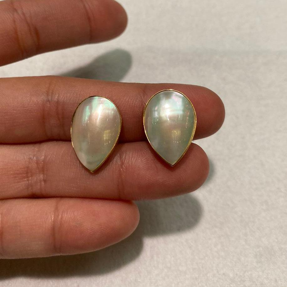 2pcs Mabe Pearls with 14k Yellow Gold Push Back Earrings In Excellent Condition For Sale In LA, CA