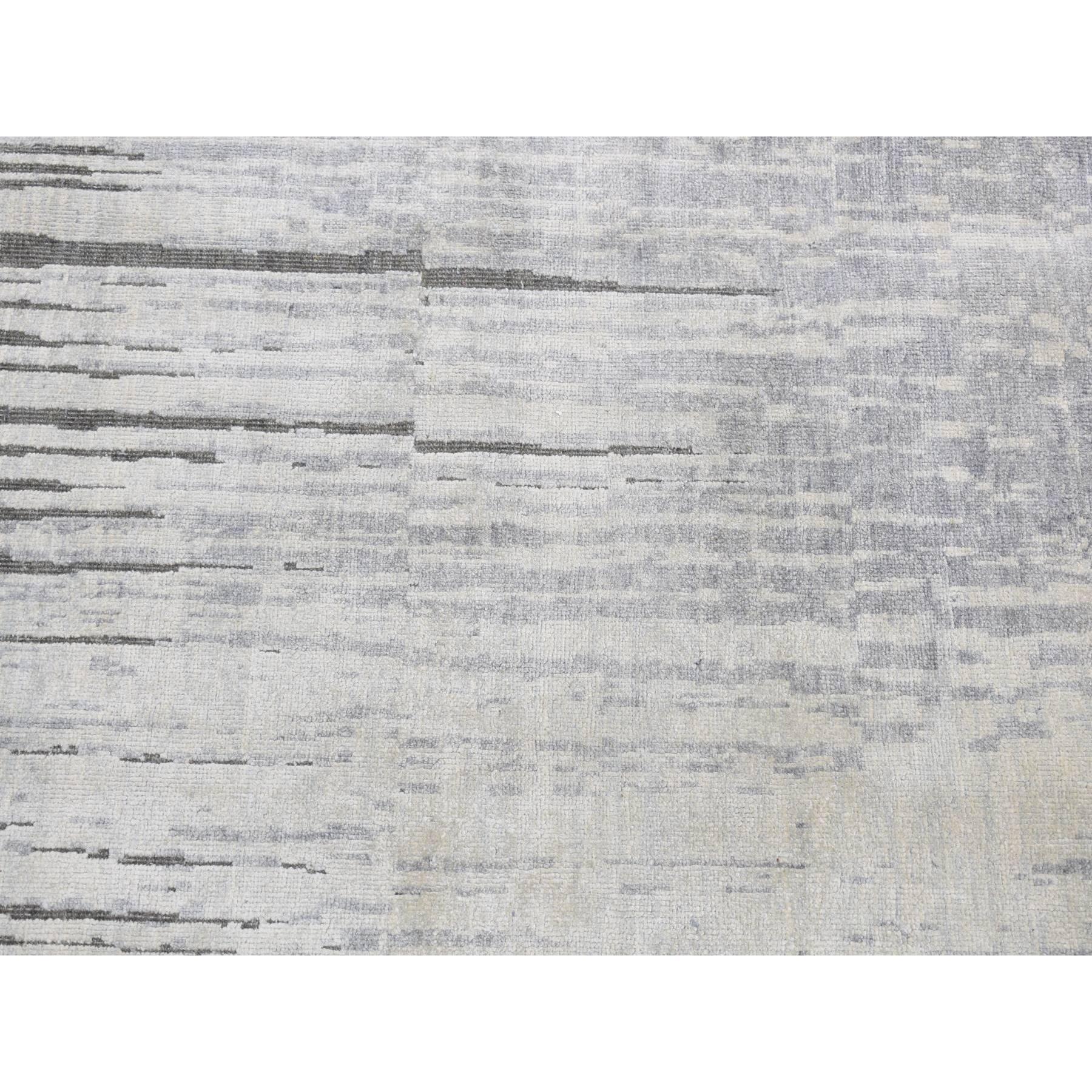 3'x9' Gris Ceniza, Diseño Ombre Horizontal, Seda Pura, Anudada a Mano, Alfombra de Corredor Siglo XXI y contemporáneo en venta