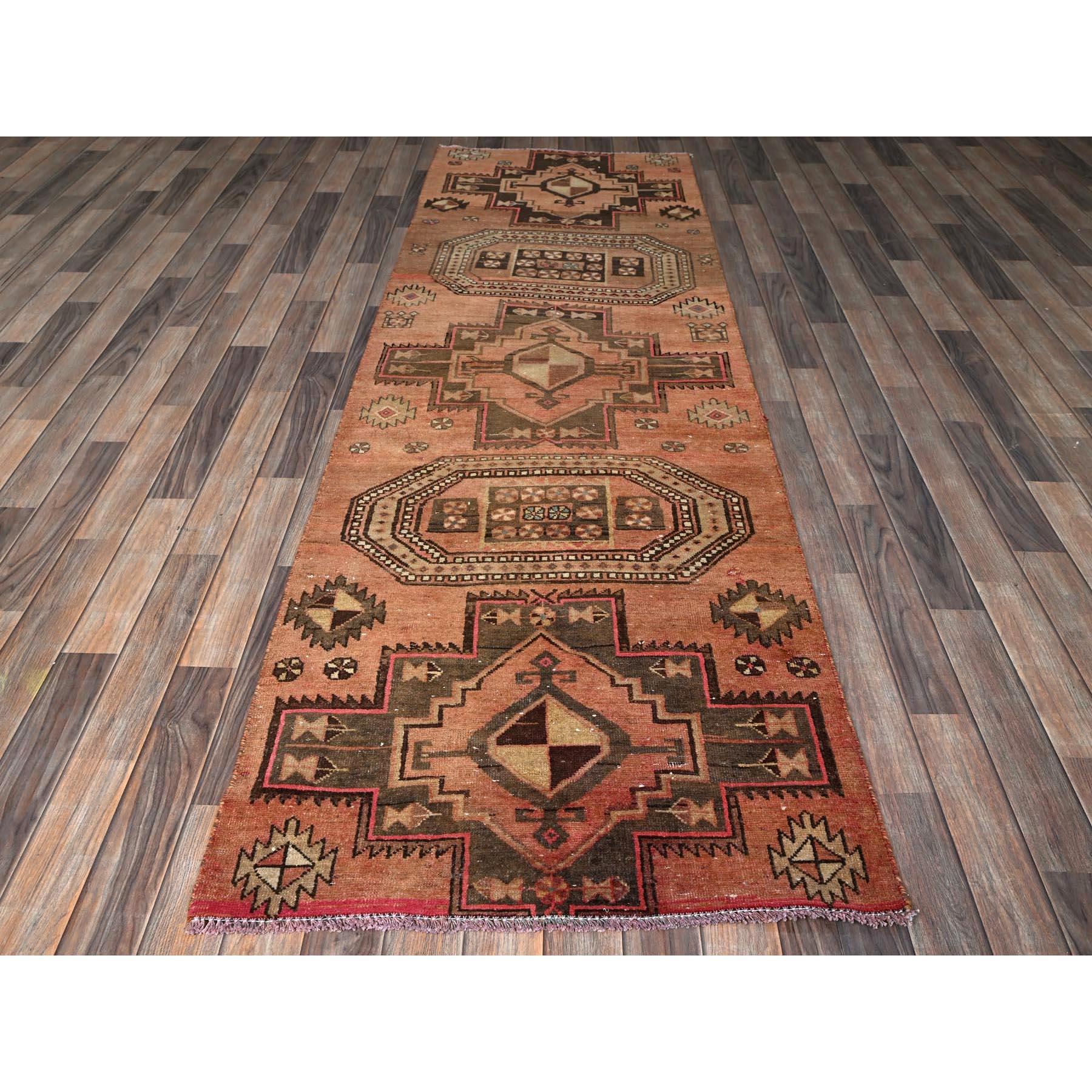 Colore pesca, Hamadan persiano d'epoca sovratinto con abrash distinti, design geometrico a medaglioni, 100% lana, annodato a mano, rasato, lati e estremità assicurati professionalmente, pulito, runner, tappeto orientale
Materiali primari: