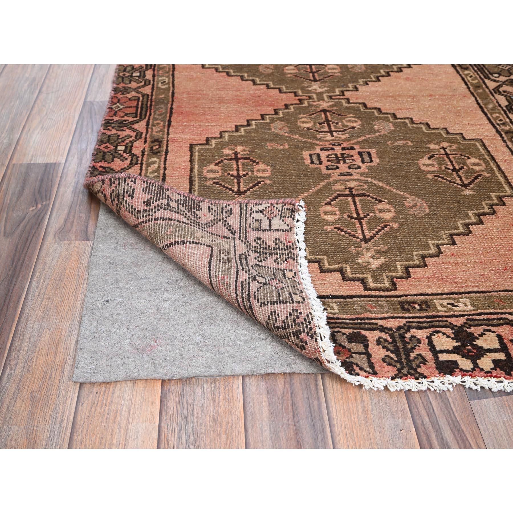 3'x9' Roter persischer Bakhtiar handgeknüpfter, sauberer Vintage-Läufer aus natürlicher Wolle (Mittelalterlich) im Angebot