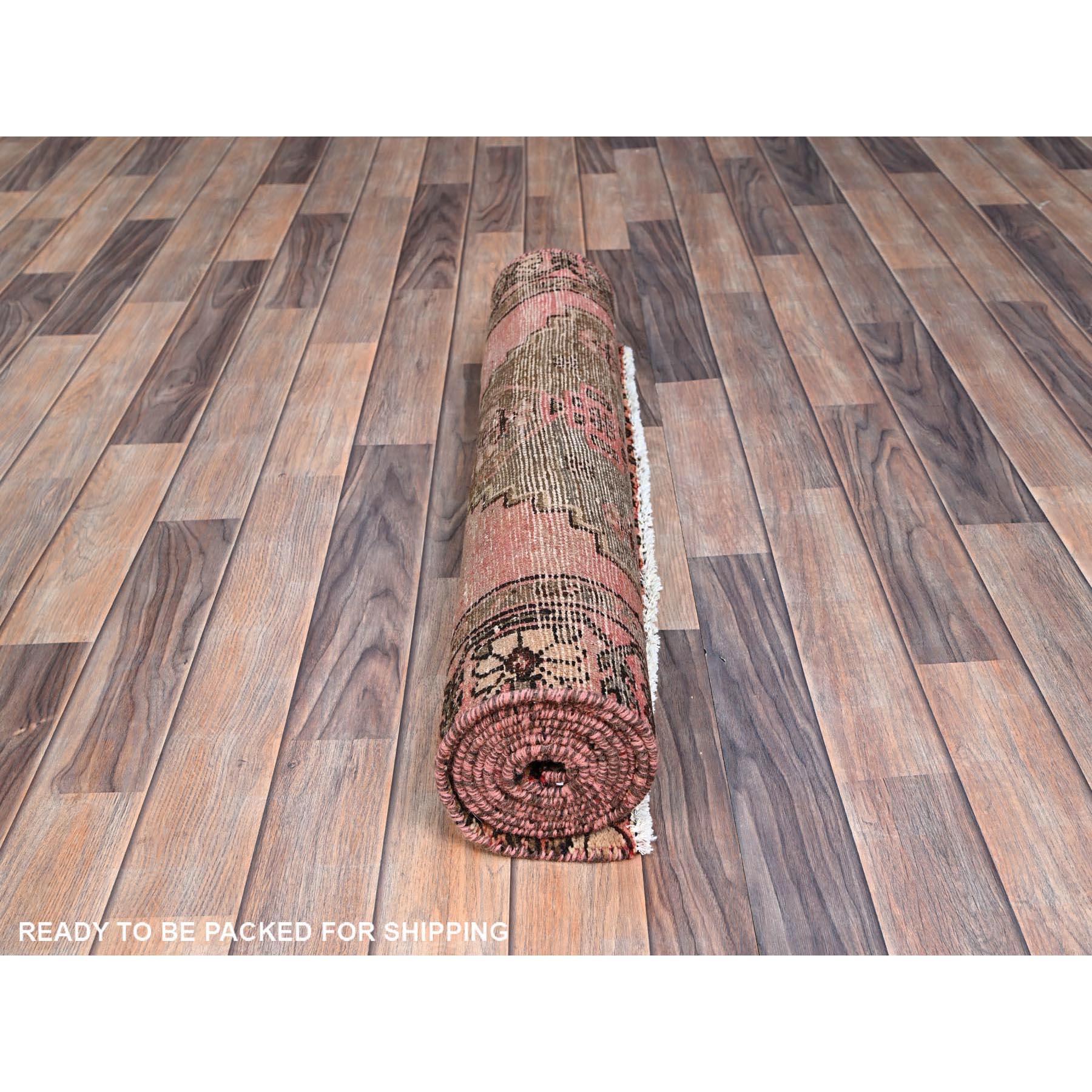 3'x9' Roter persischer Bakhtiar handgeknüpfter, sauberer Vintage-Läufer aus natürlicher Wolle (Handgeknüpft) im Angebot