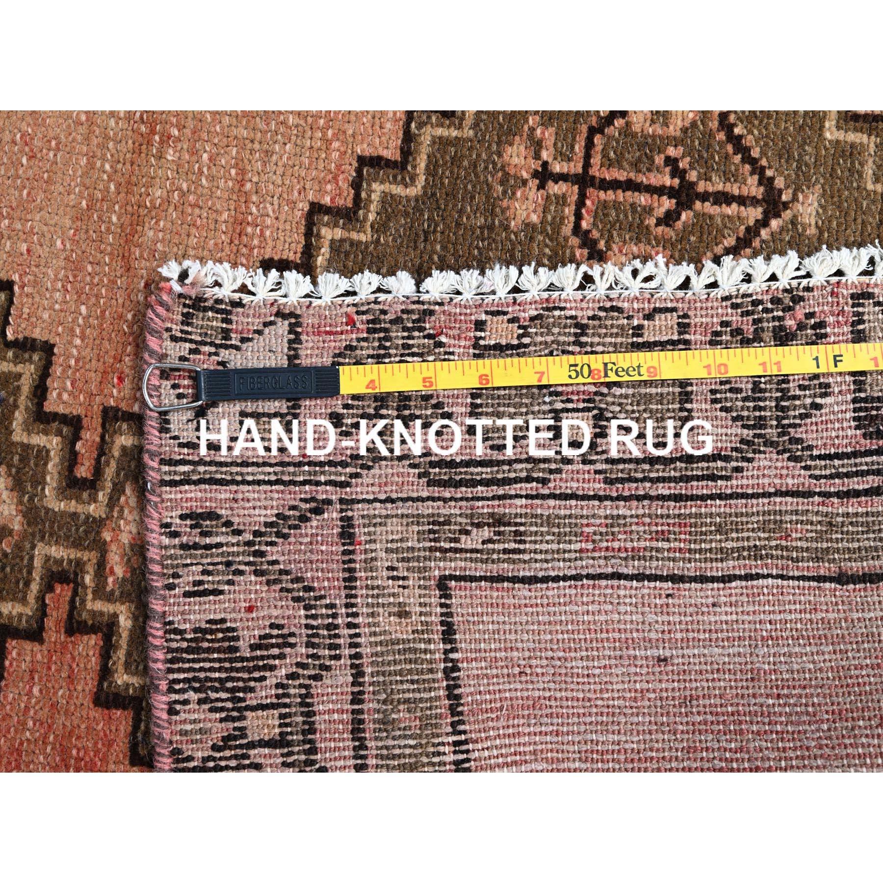 3'x9' Roter persischer Bakhtiar handgeknüpfter, sauberer Vintage-Läufer aus natürlicher Wolle (Mitte des 20. Jahrhunderts) im Angebot