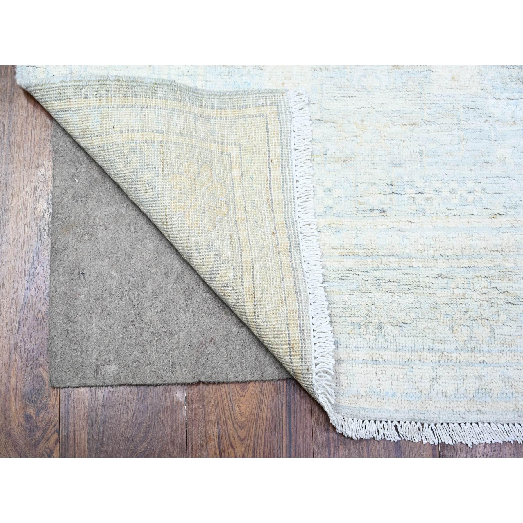 Si tratta di un autentico tappeto orientale di Peshawar, lavato e annodato a mano, in pura lana, unico nel suo genere. È stato annodato per mesi e mesi con tecniche di tessitura secolari da esperti artigiani.
Materiali primari: Lana
Lattice: No Pile