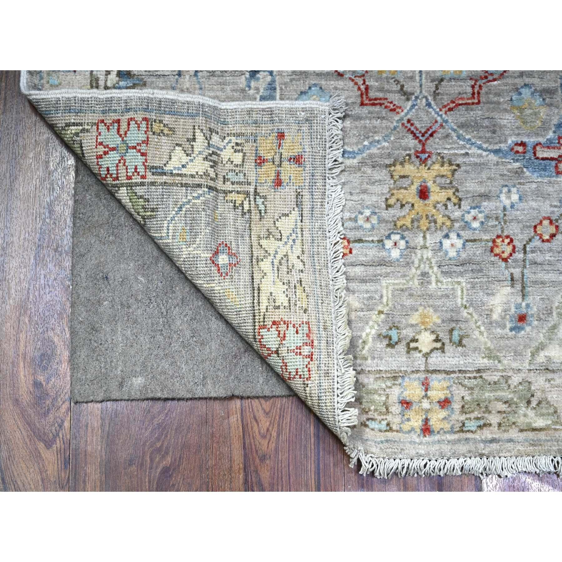 Ésta es una auténtica y única alfombra oriental afgana de angora oushak, anudada a mano, de pura lana. Ha sido anudada durante meses y meses con técnicas artesanales de tejido centenarias por expertos artesanos.
Materiales primarios: Lana
Látex: Sin