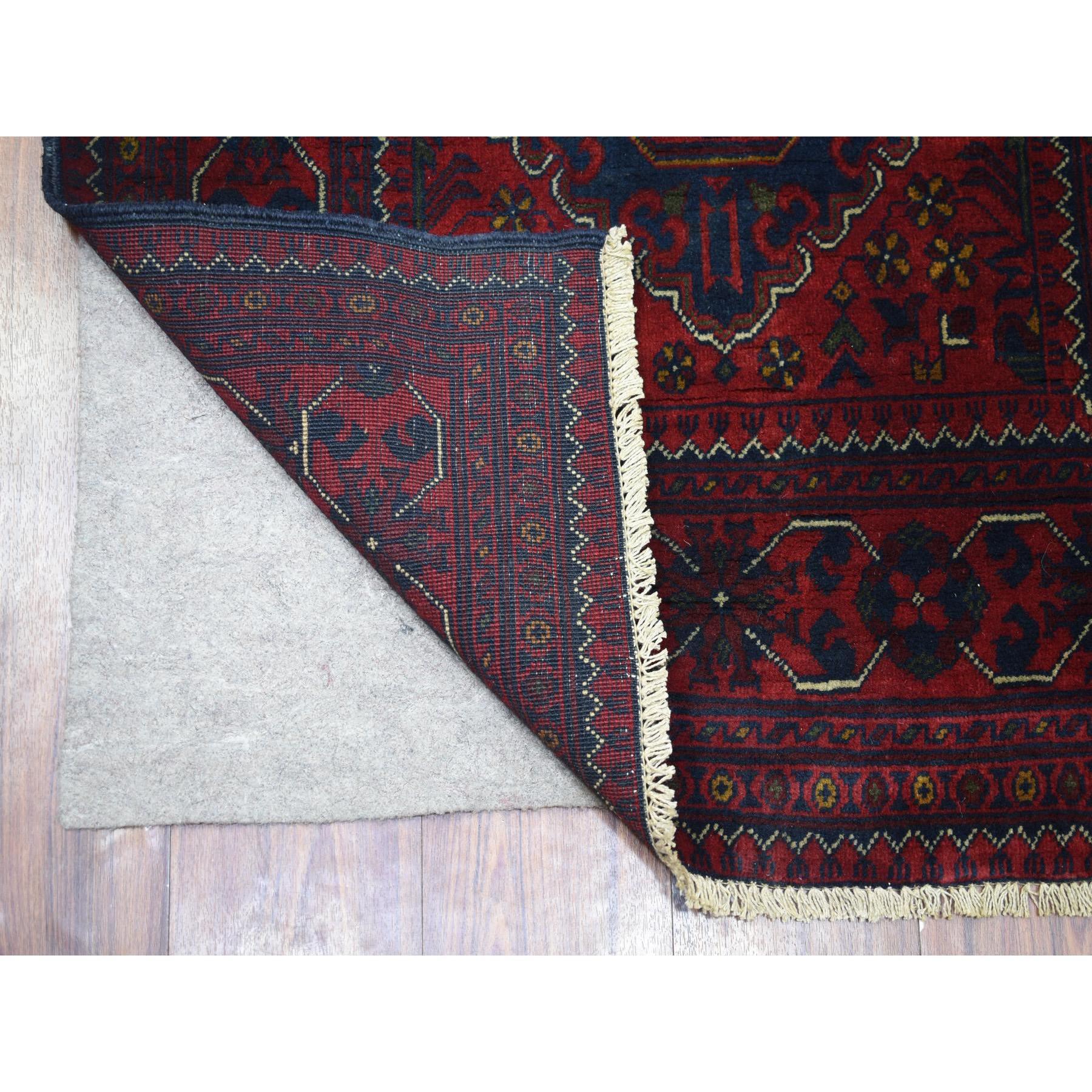 Il s'agit d'un véritable tapis d'Orient Khamyab afghan noué à la main, en laine veloutée, de couleur rouge profond et saturé avec un Design/One. Il a été noué pendant des mois et des mois selon les techniques artisanales de tissage séculaires par