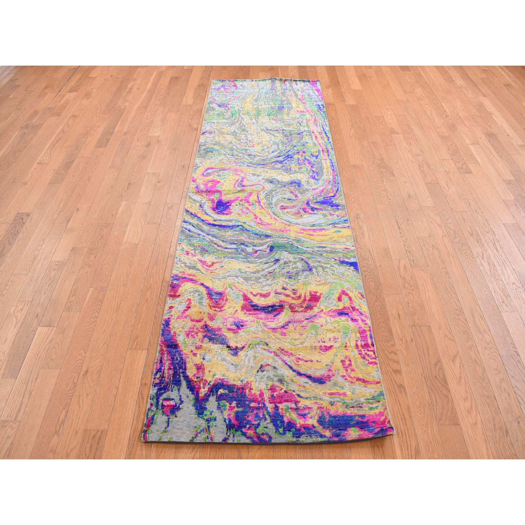 Colorée, soie Sari avec laine texturée, The Lava Design, Couloir, Noué à la main, Tapis d'Orient
Matériaux primaires : Laine et soie
Latex : Pas de poils 
hauteur : 0,25 pouces
Style : Transitionnel
Couleur primaire : Multi
Couleurs secondaires :