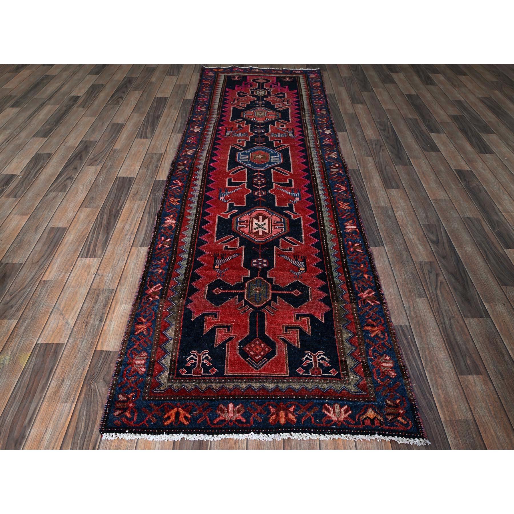Merlotrot, Vintage persischer Hamadan mit geometrischem Muster, kleine Vogelfiguren, rasiert, kein Flor, Seiten und Enden professionell gesichert, handgeknüpft, reine Wolle, Läufer, Orientteppich
Primäre MATERIALIEN: Wolle
Latex: Kein Flor 
Höhe: