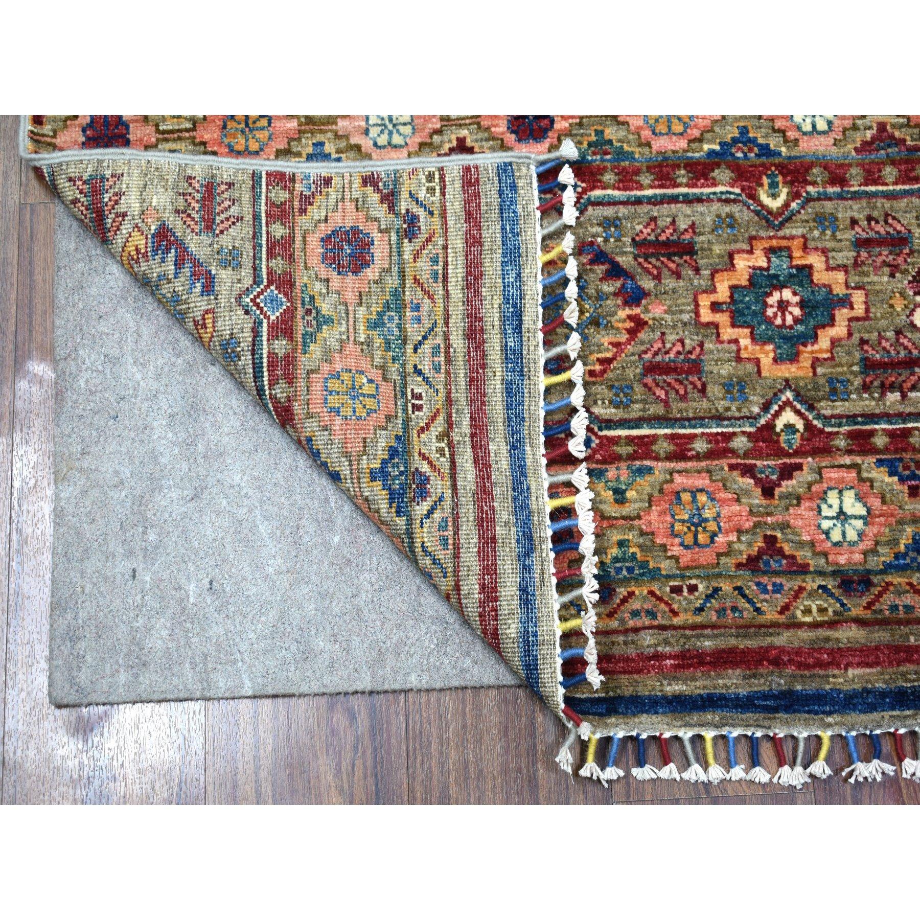 Dies ist eine wirklich echte one-of-a-kind Red Super Kazak Khorjin Design Reine Wolle mit Pop Of Color und bunte Tassles Hand geknüpft orientalischen Läufer Teppich. Es wurde monatelang in jahrhundertealten Webtechniken von erfahrenen Handwerkern