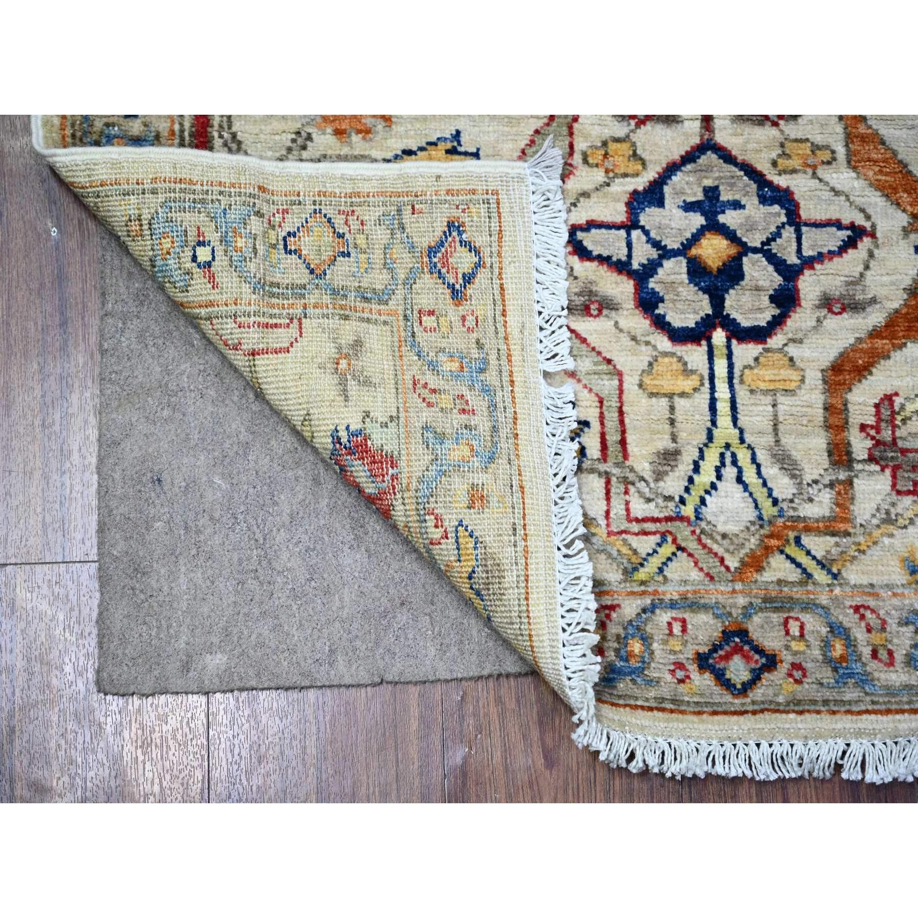 Il s'agit d'une véritable pièce unique nouée à la main, Aryana avec Ziegler Mahal All Over Colorful Design, tapis d'Orient. Il a été noué pendant des mois et des mois selon des techniques de tissage séculaires par des artisans experts.
Matières