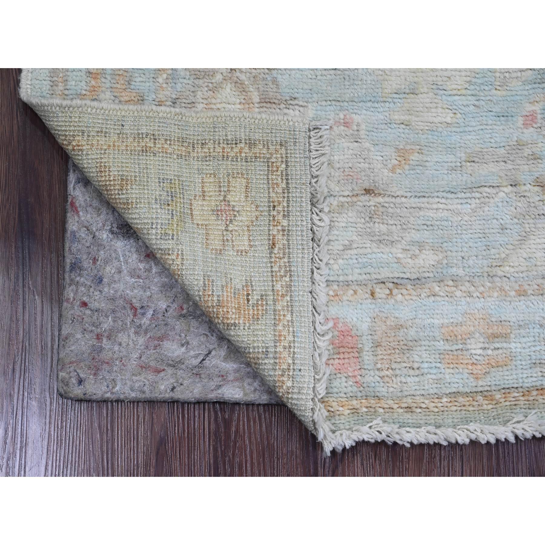Cerulean Blau, Handgeknüpft, Afghanischer Angora Oushak mit All Over Leaf Design, Pflanzenfarben, Reine Wolle, Läufer, Orientteppich
Primäre MATERIALIEN: Wolle
Latex: Kein Flor 
Höhe: 0,25 Zoll
Stil: Transitional
Grundfarbe: Blau
Sekundäre Farben: