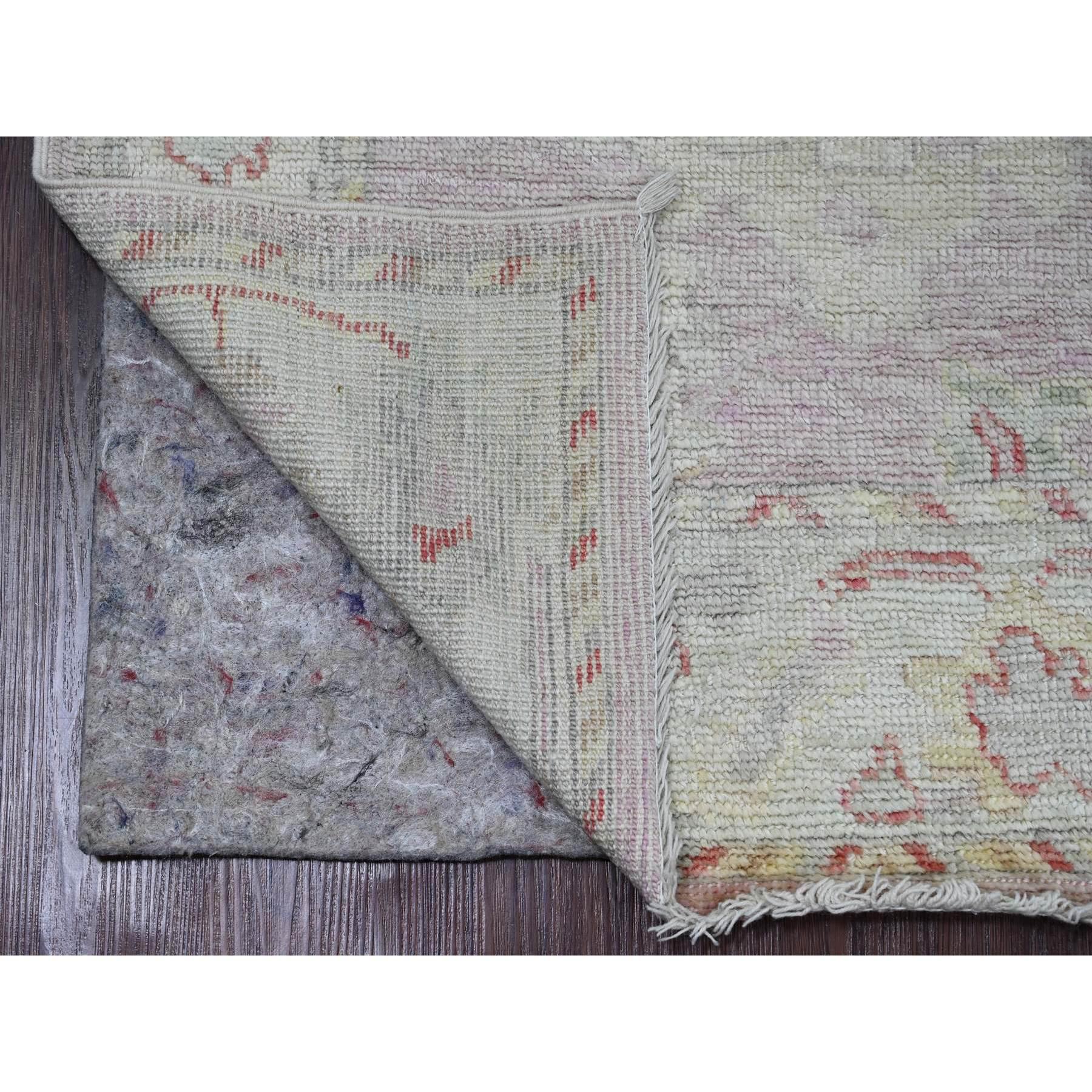 Flamingo Pink, Anatolisches Dorf inspiriert mit großem Blatt-Design, Hochgebirgswolle, handgeknüpft, natürliche Farbstoffe, Läufer, Orientteppich
Primäre MATERIALIEN: Wolle
Latex: Kein Flor 
Höhe: 0,25 Zoll
Stil: Transitional
Grundfarbe: