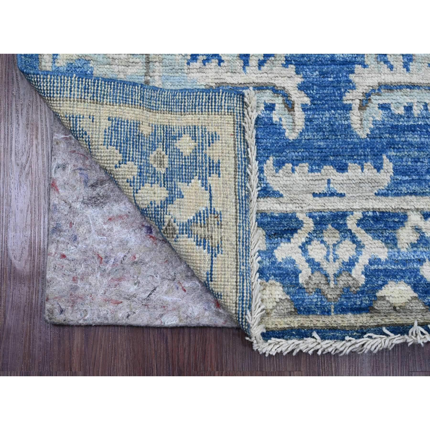Bayern Blau, 100% Wolle, Afghanischer Angora Oushak mit Blattmuster, Natürliche Farbstoffe, Handgeknüpft, Läufer, Orientteppich
Primäre MATERIALIEN: Wolle
Latex: Kein Flor 
Höhe: 0,25 Zoll
Stil: Transitional
Grundfarbe: Blau
Sekundärfarben: