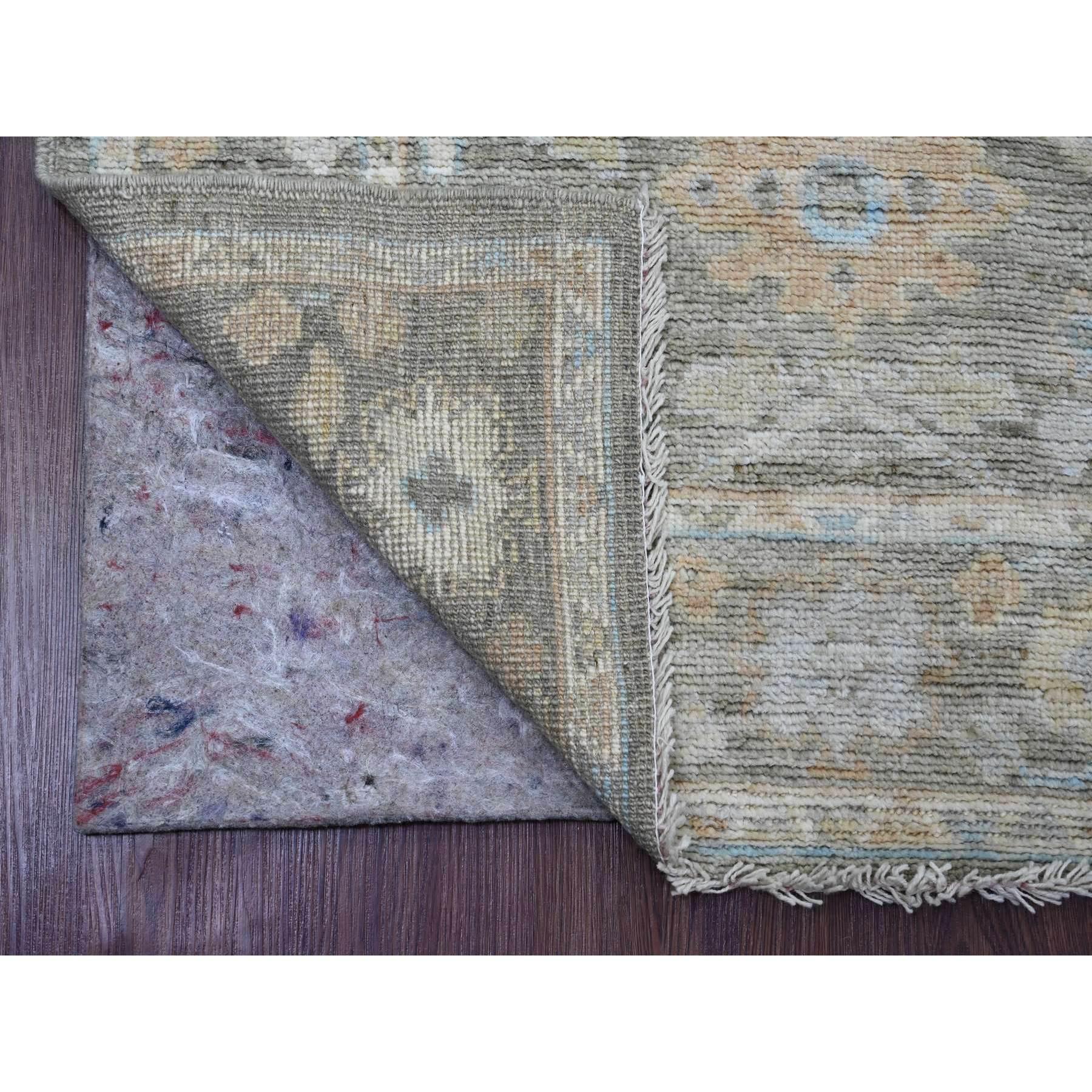 Grigio pietra, annodato a mano, Afghan Angora Oushak con motivo a foglie dai colori tenui, tinture vegetali, pura lana, runner, tappeto orientale
Materiali primari: Lana
Lattice: No Pile 
altezza: 0,25 pollici
Stile: Di transizione
Colore primario: