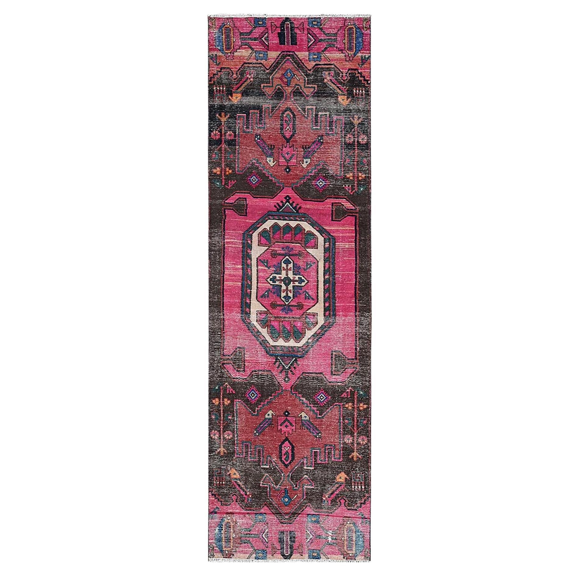 3'x9'8" Hot Pink Overdyed Vintage Persian Hamadan Hand Knotted Wool Runner Rugs (Tappeto da corsa in lana annodata a mano)