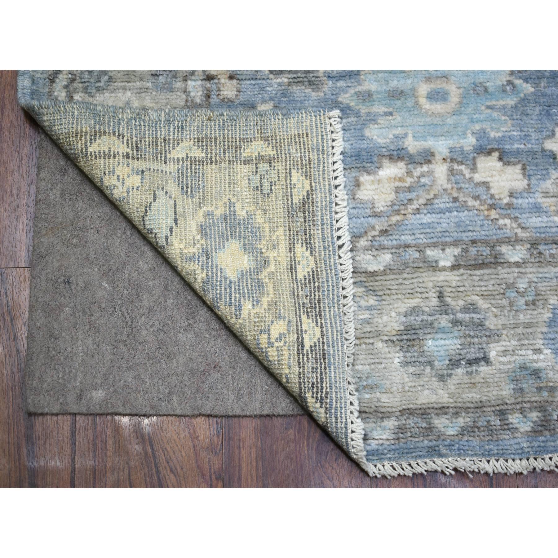 Dies ist eine wirklich echte one-of-a-kind Blue Angora Oushak Leaf Design Hand Knotted Runner Rug. Es wurde monatelang von erfahrenen Kunsthandwerkern in jahrhundertealten Webtechniken geknüpft.
Primäre MATERIALIEN: Wolle
Latex: Kein Flor 
Höhe: