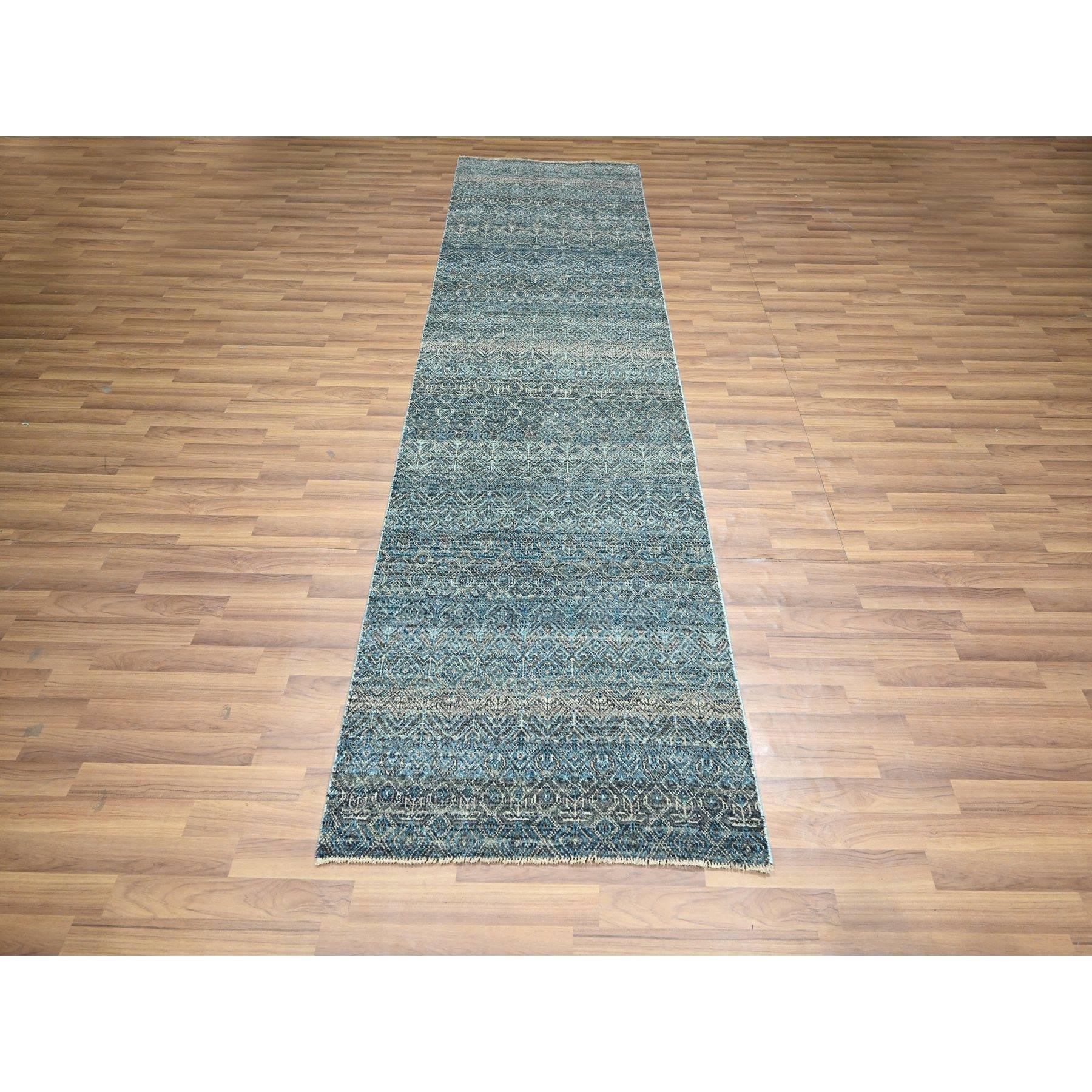 Bleu jaspe, motif Kohinoor Herat, petit motif géométrique répétitif en forme de diamant, laine douce, ton sur ton, noué à la main, chemin de fer, tapis d'Orient
Matières premières : Laine
Latex : Pas de poils 
hauteur : 0,25 pouces
Style :