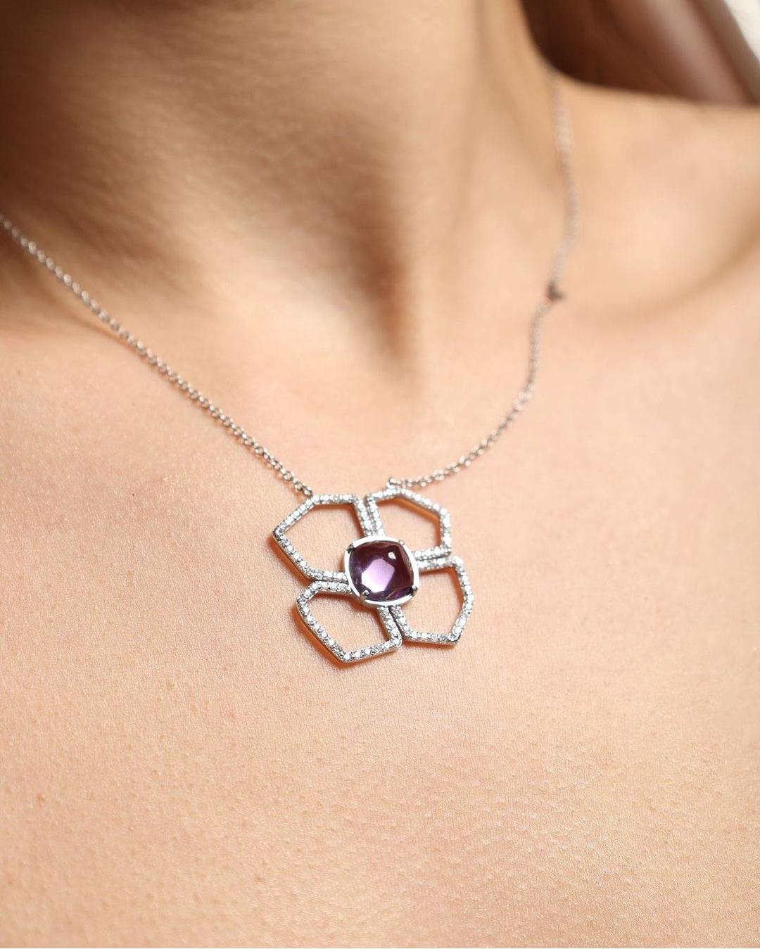 This beautiful pendant   Acquabella collection made of 18 carat white  gold weighs 7.81 grams boasts a central cabochon amethyst of 4.1 carat and VS G color diamonds  0,86 carats. the  necklace is adjastable at the back and goes from 42 cm to 48