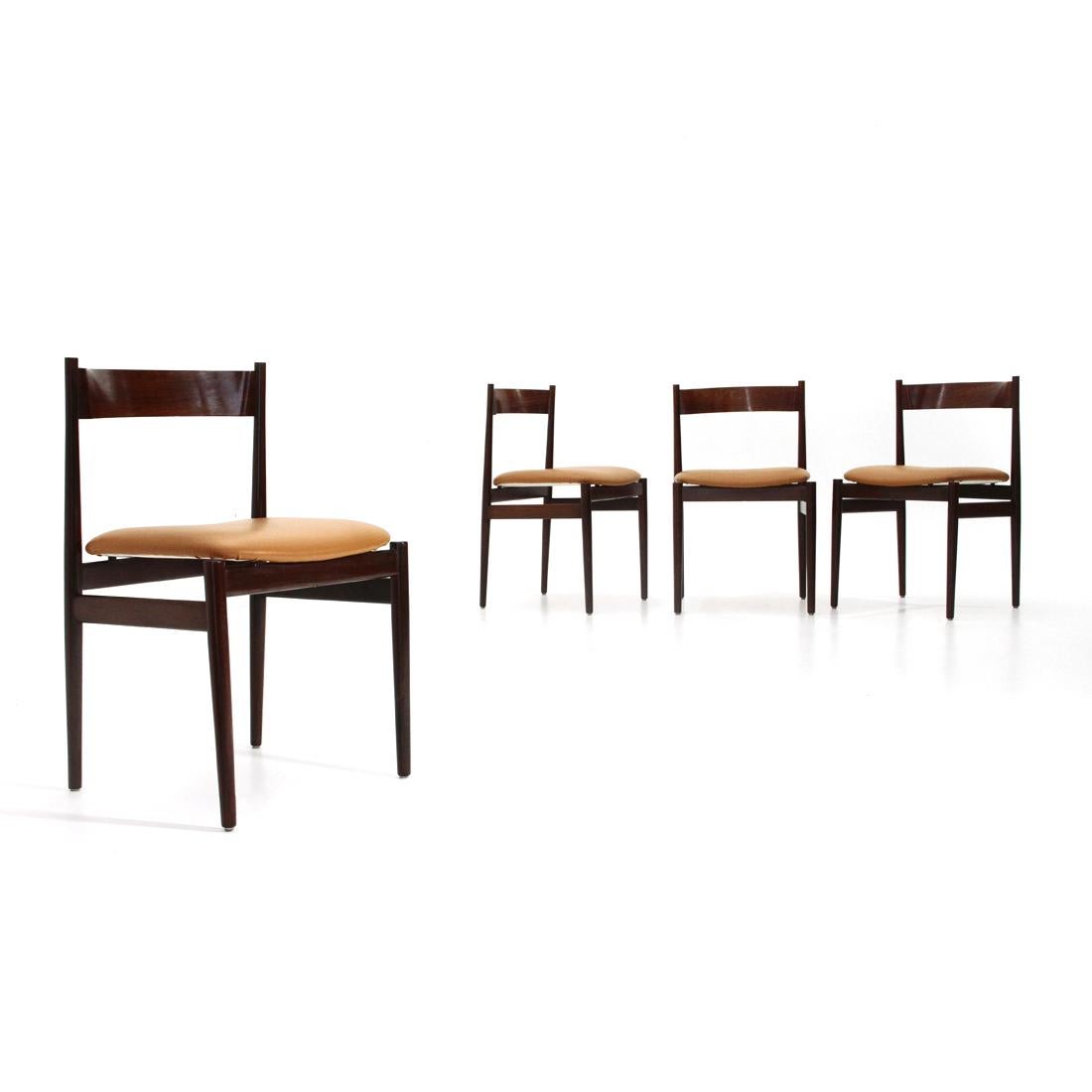 4 chairs produced in the 1950s by Cassina and designed by Gianfranco Frattini.
Solid wood structure.
Cylindrical legs slightly tapered.
Crossbars with rounded edges.
Back in curved plywood.
Padded seat lined in brown hazelnut eco leather.
Good