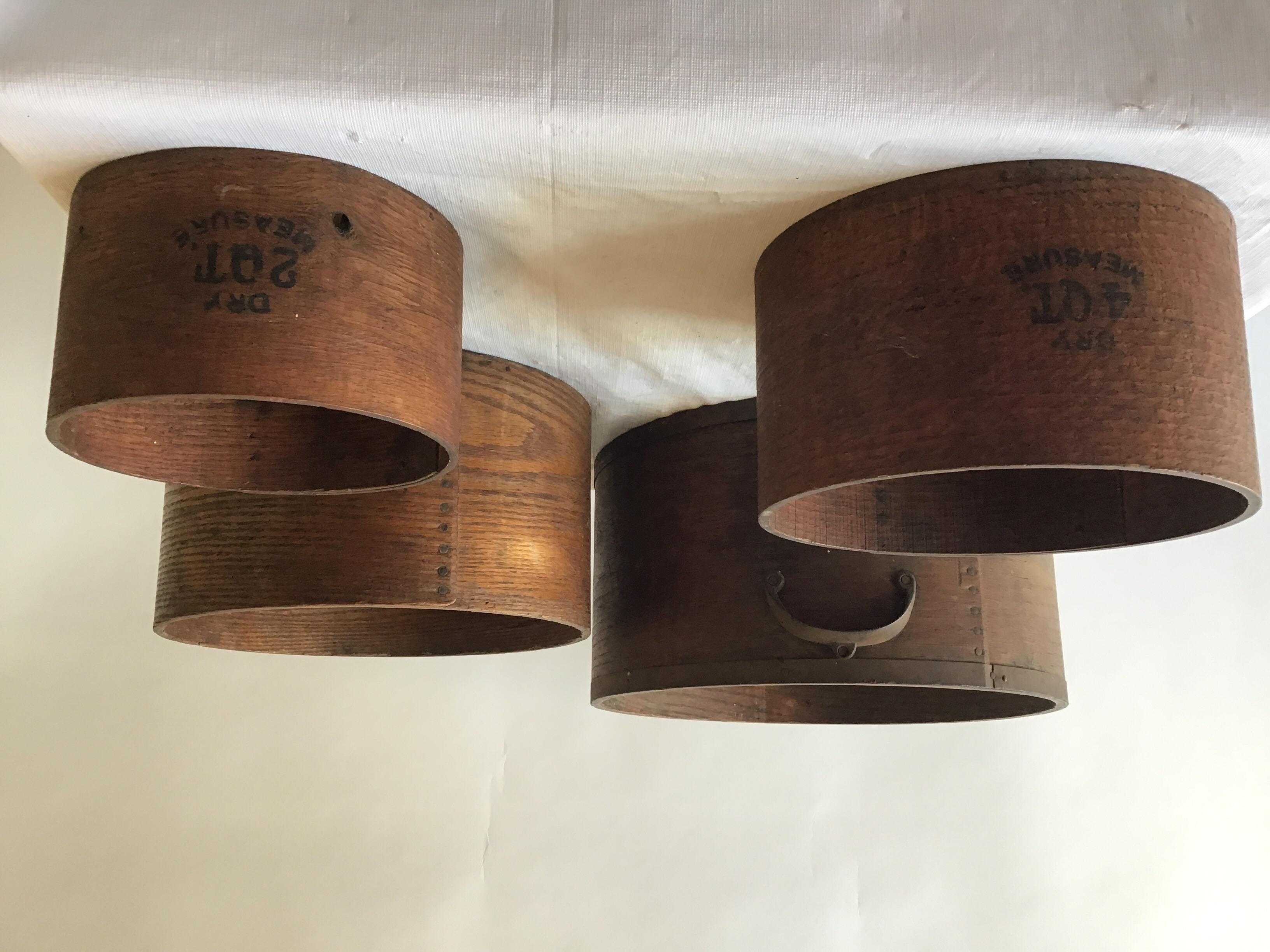 Quatre récipients de mesure en bois de EB Frye and Sons du 19e siècle.