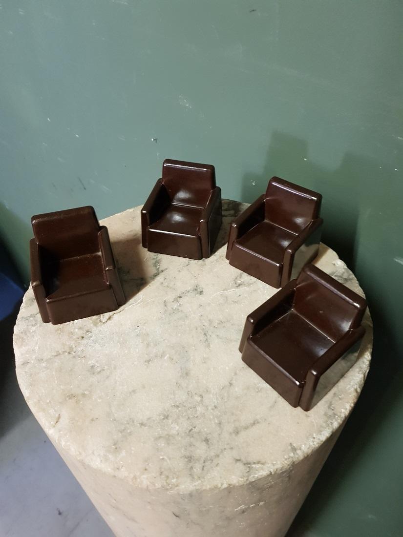 Set of 4 rare original Bakelites Steamline Art Deco Bauhaus dollhouse club armchairs marked Modele Belgium depose, all 4 are in a good condition and without cracks etc. Coming from the 1930s.

The measurements are,
Depth 6.5 cm/ 2.5 inch.
Width