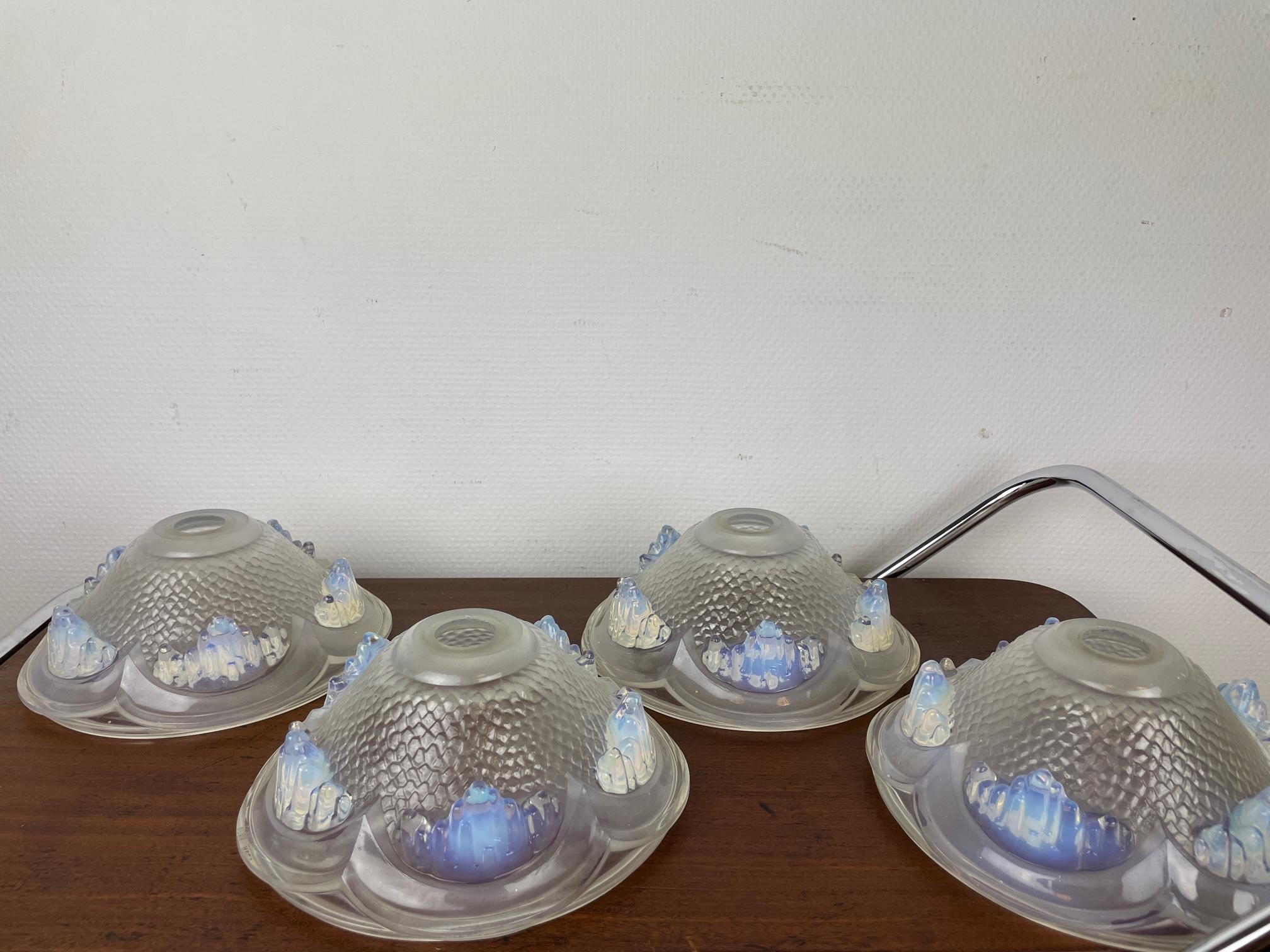4 1930's French Ezan Opalescent Glass shades. 4 Unique lamp shades. Glass scones In Excellent Condition For Sale In ROTTERDAM, ZH