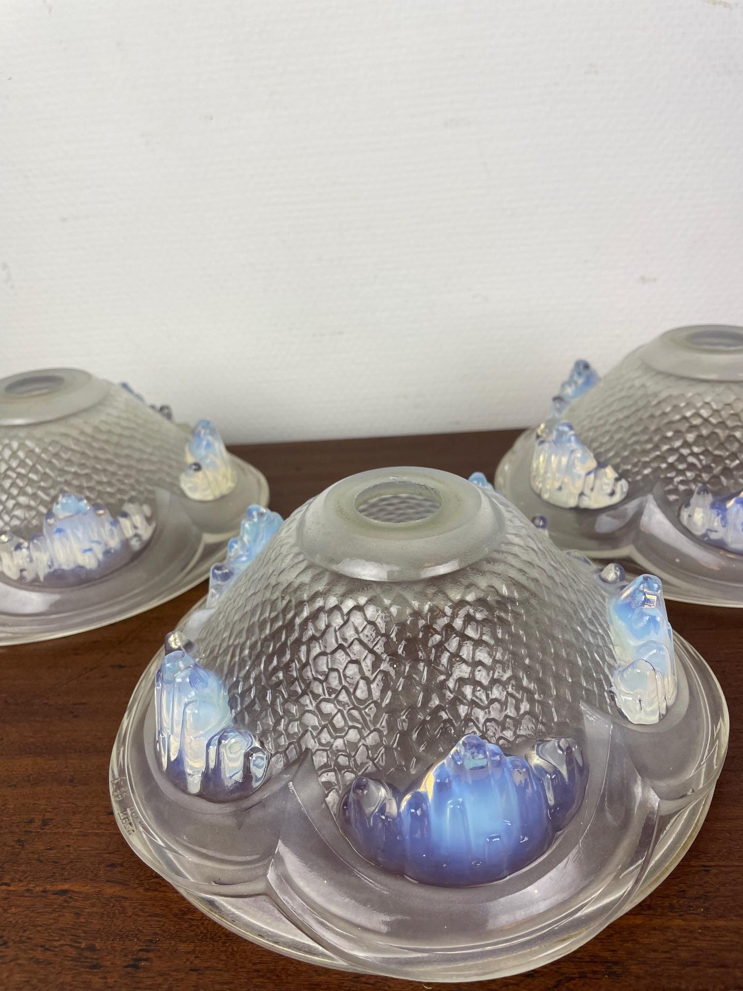 4 1930's French Ezan Opalescent Glass shades. 4 Unique lamp shades. Glass scones In Excellent Condition For Sale In ROTTERDAM, ZH
