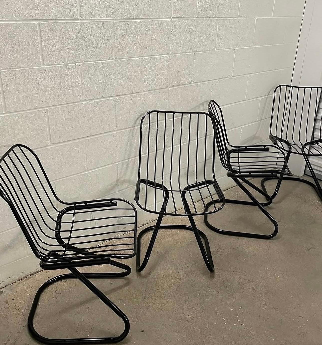 Diese Stühle sind ikonische Beispiele des italienischen Modernismus, entworfen von Gastone Rinaldi, einem berühmten Industriedesigner aus der Mitte des Jahrhunderts. Sie sind aus schwarz pulverbeschichtetem Stahlrohr gefertigt und verkörpern eine