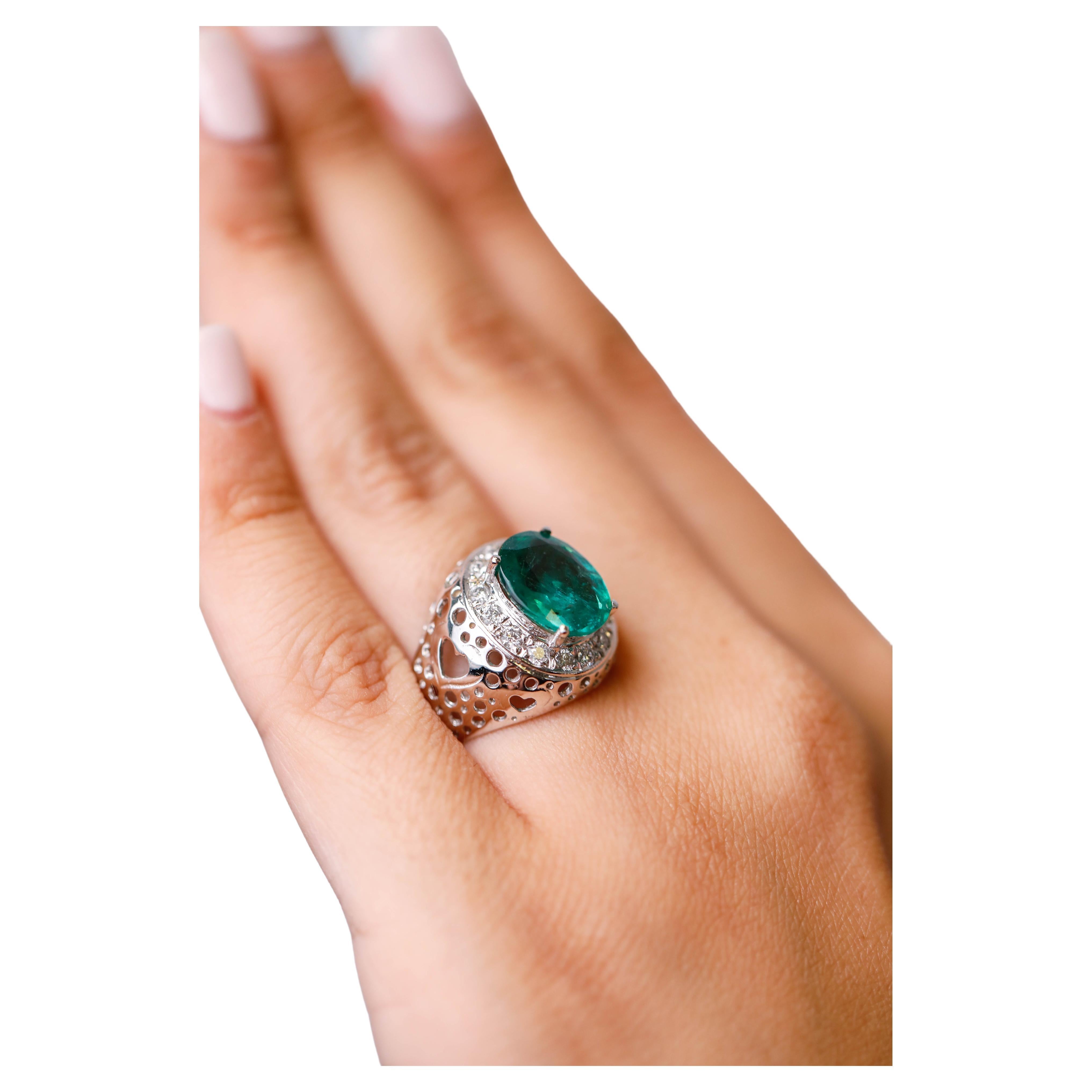 4 .3 TCW Oval Emerald Diamond Accents 14kt White Gold Cocktail Engagement Ring For Sale